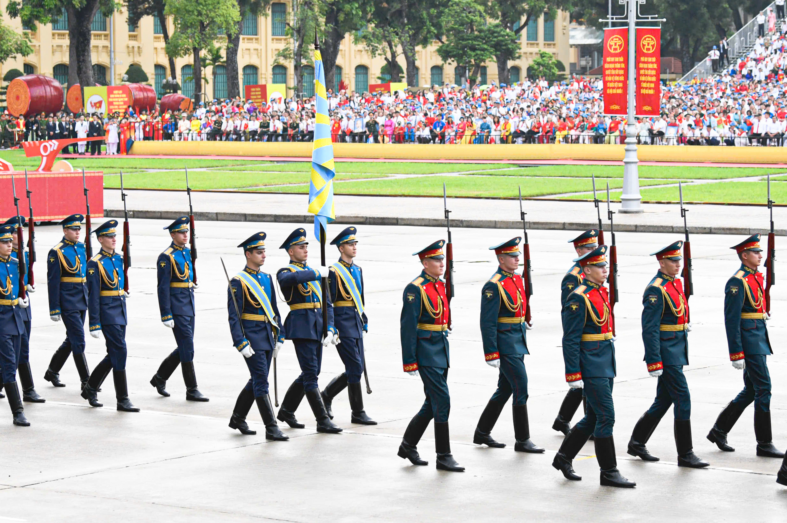 Bước chân hùng dũng của đoàn quân nhân Nga trong buổi tổng duyệt A80