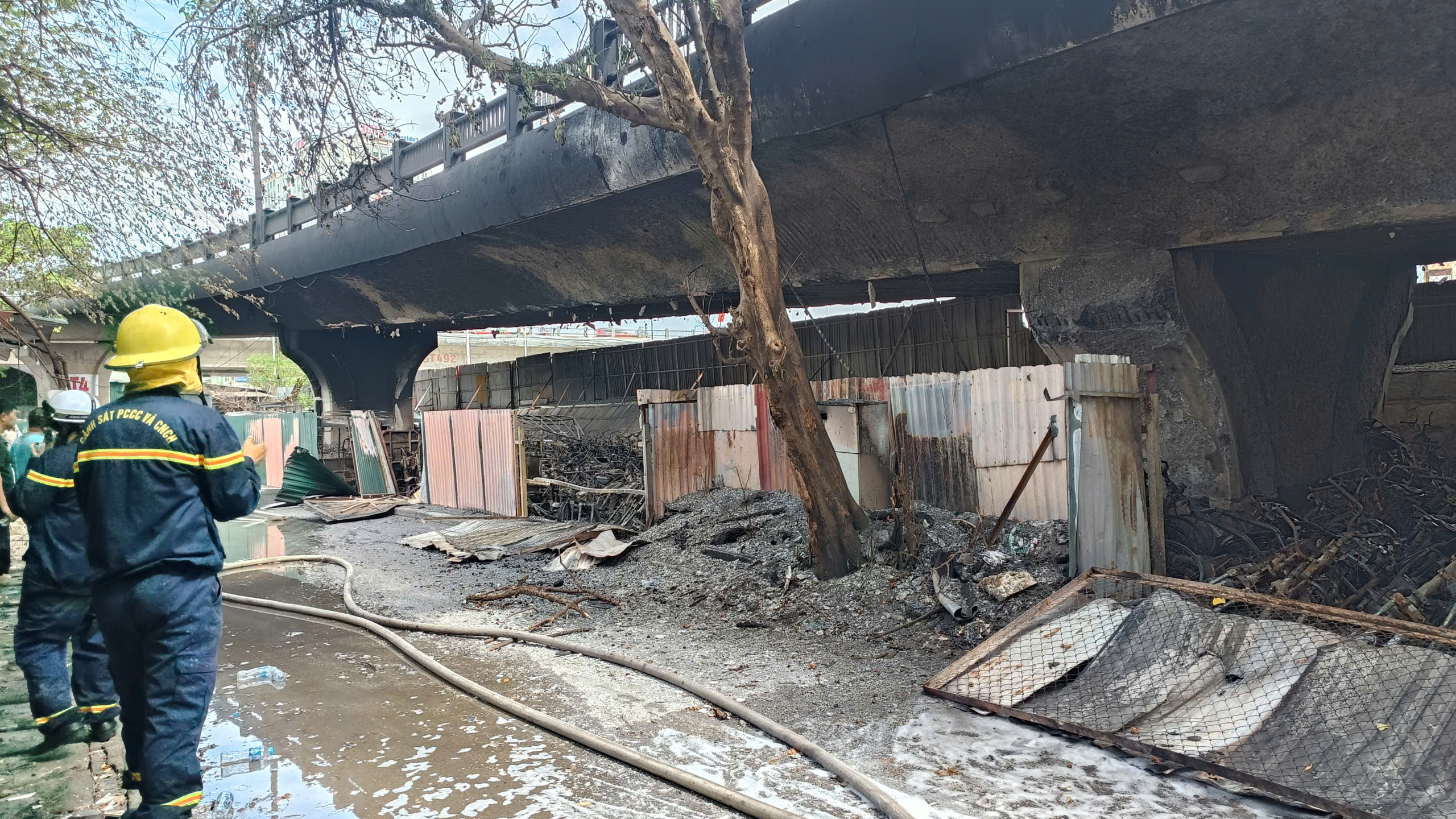 Cấm ô tô trên 18 tấn chạy hướng cầu Vĩnh Tuy đi Nguyễn Khoái sau vụ cháy bãi xe