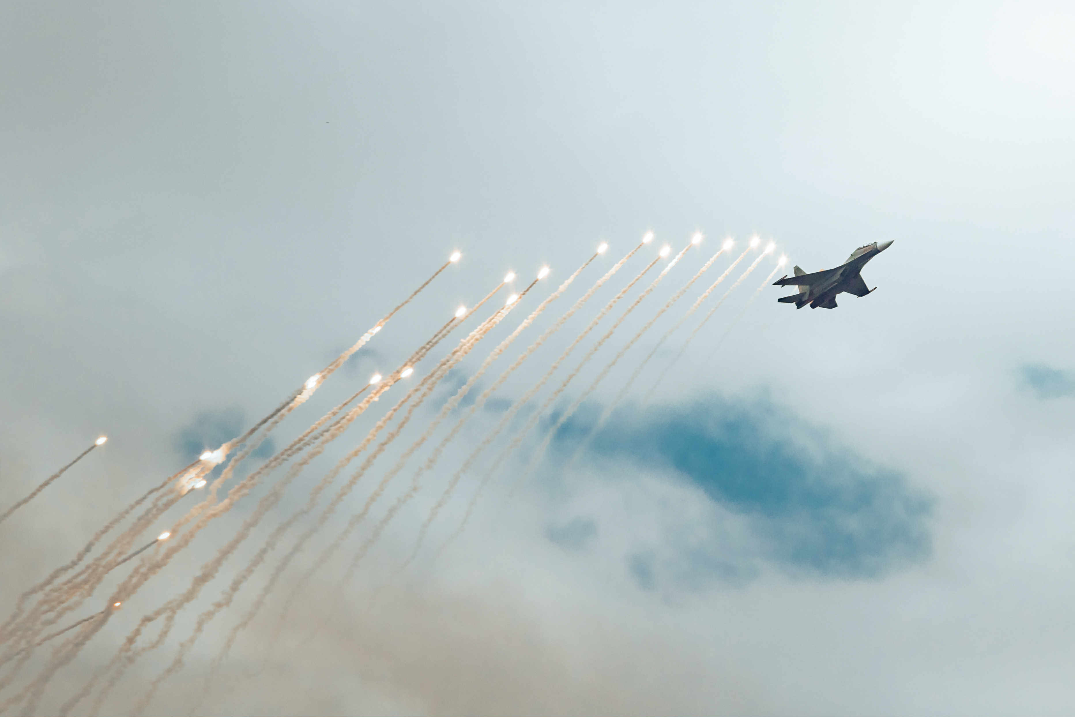 31 máy bay, hơn 16.300 chiến sỹ và màn 'vẽ lửa' trên bầu trời Hà Nội