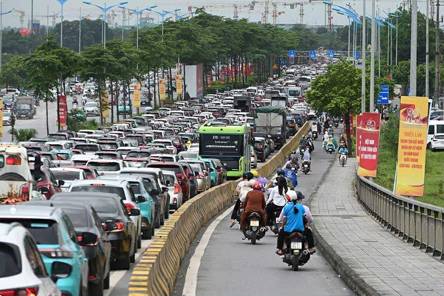 Biển người đổ về Trung tâm triển lãm quốc gia, giao thông ùn ứ kéo dài