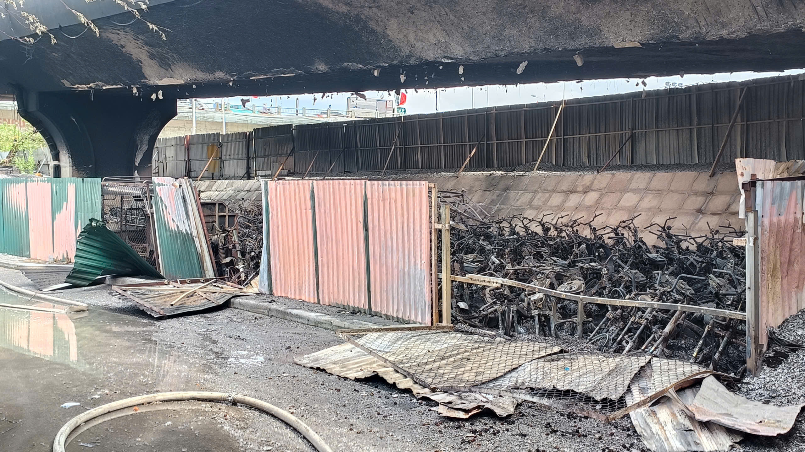 Có thể hạn chế xe đi lên cầu Vĩnh Tuy, khoanh vùng nguy hiểm sau vụ cháy