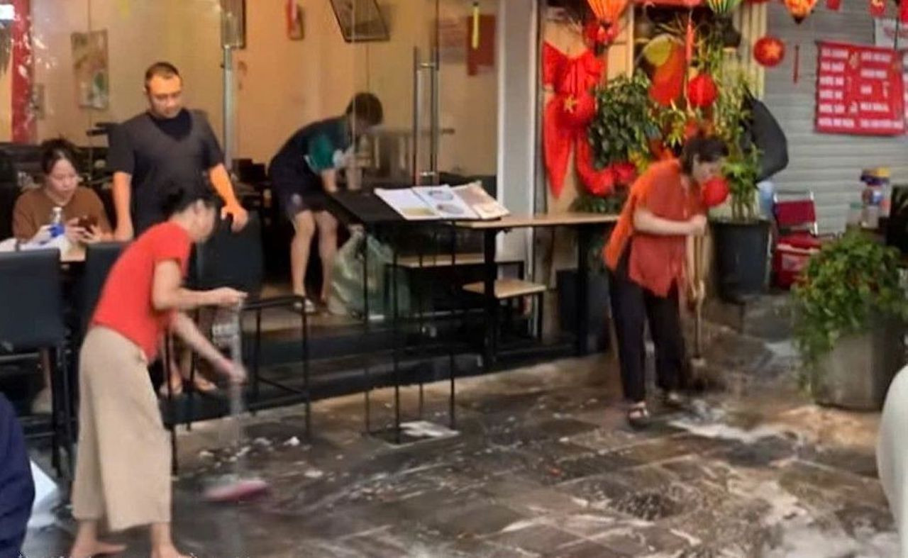 Xác minh clip nhà hàng ở Hà Nội đổ nước dọn rửa 'đuổi' người xem diễu binh