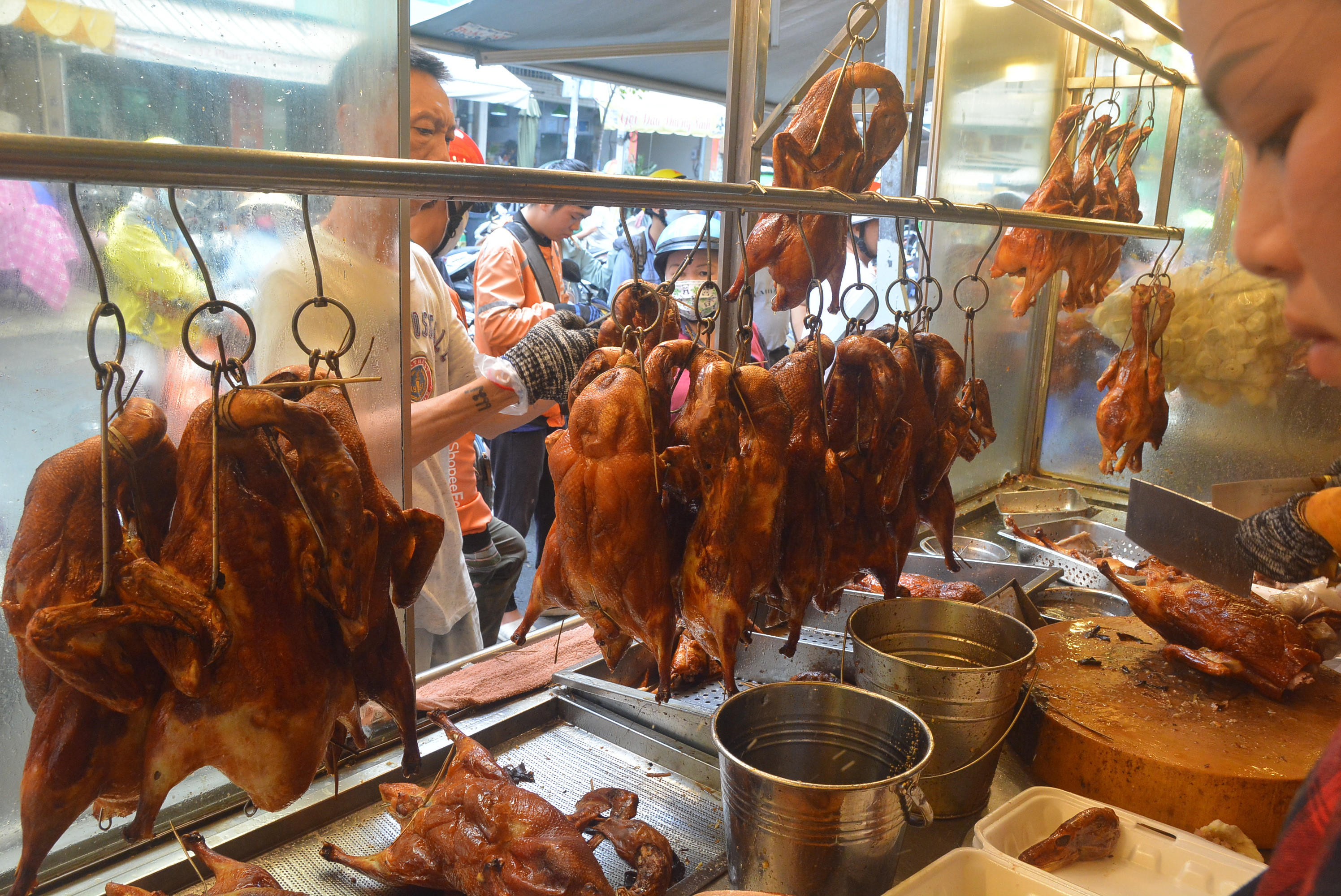 Tiệm vịt quay ở TP.HCM ‘hốt bạc’ dịp 2/9, doanh thu cả trăm triệu đồng