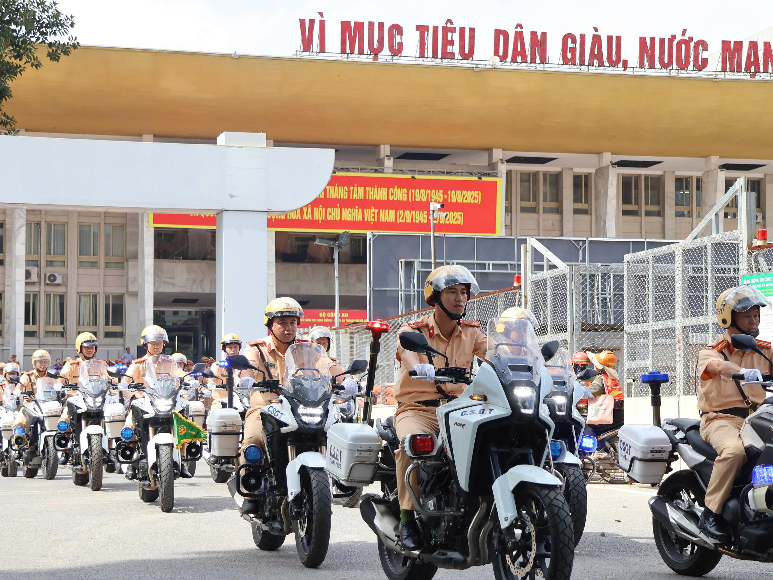 Tạm cấm phương tiện vào một số tuyến đường gần sân vận động Mỹ Đình từ chiều nay