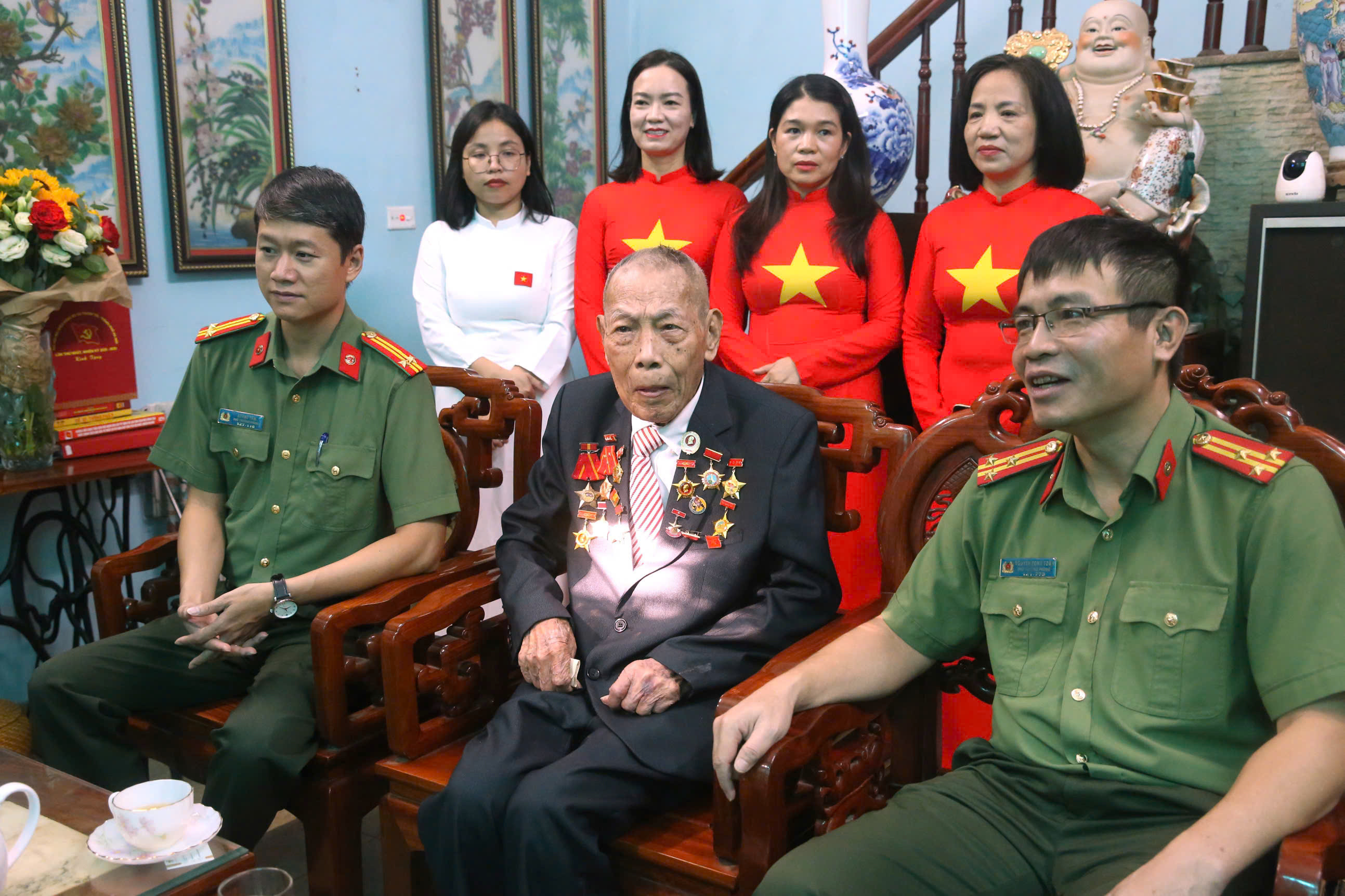 Cựu chiến binh xúc động được Công an Hà Nội hỗ trợ xem diễu binh A80