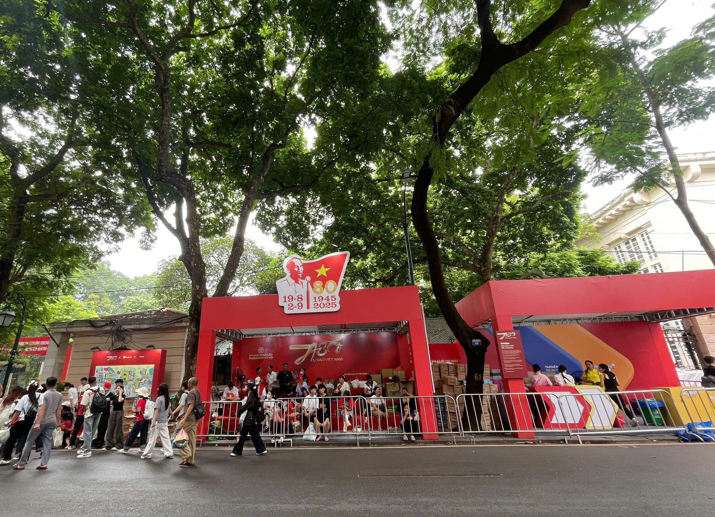 Hà Nội lập 15 trạm khách phục vụ nhân dân xem diễu binh có nước uống, chỗ nghỉ