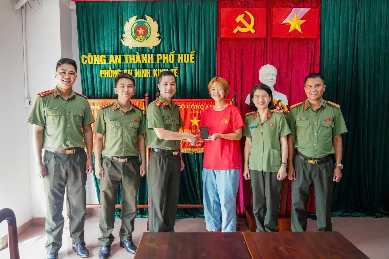 Trả điện thoại iPhone cho nữ sinh Nhật Bản đánh rơi 