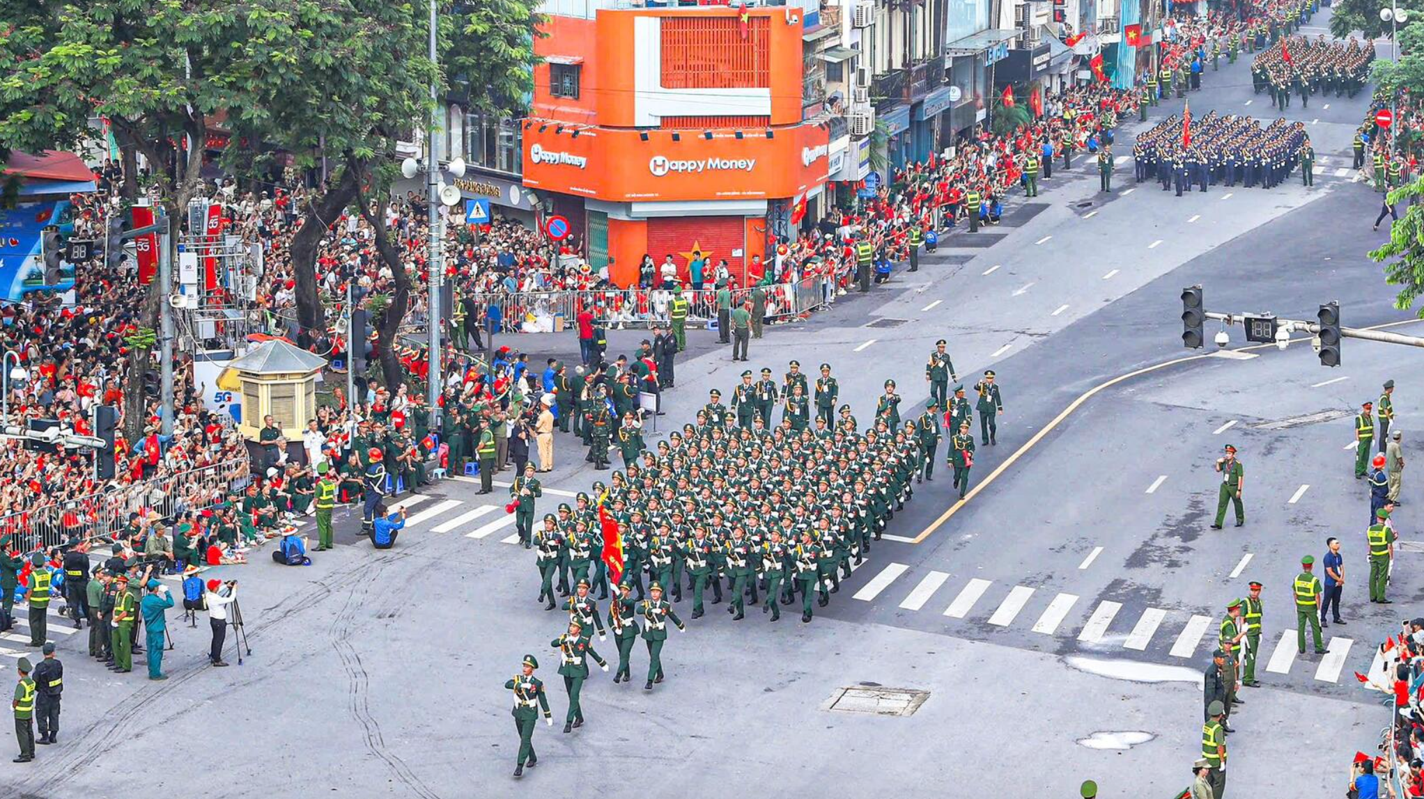 Triệu trái tim yêu nước chào đón các đoàn diễu binh xuống phố