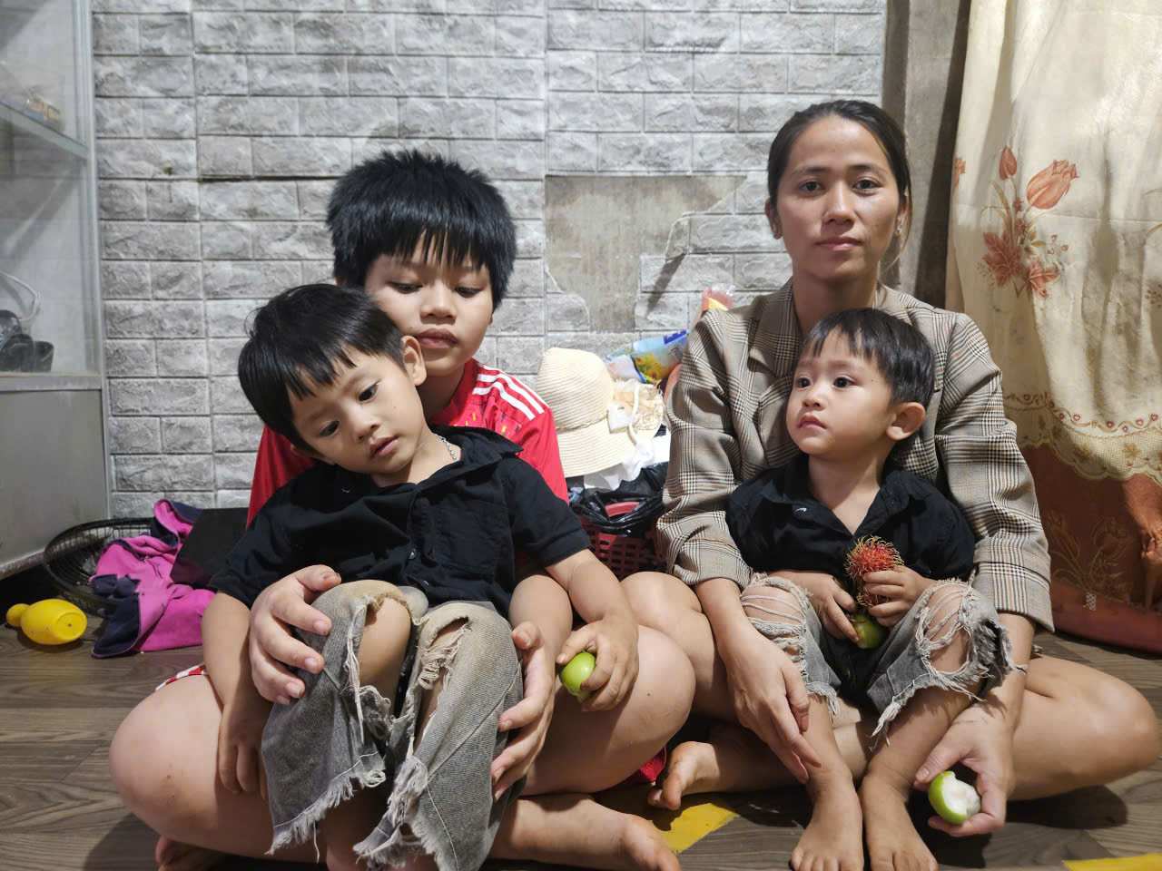 Chồng qua đời vì đột quỵ, vợ câm điếc bẩm sinh nhọc nhằn nuôi 3 con nhỏ