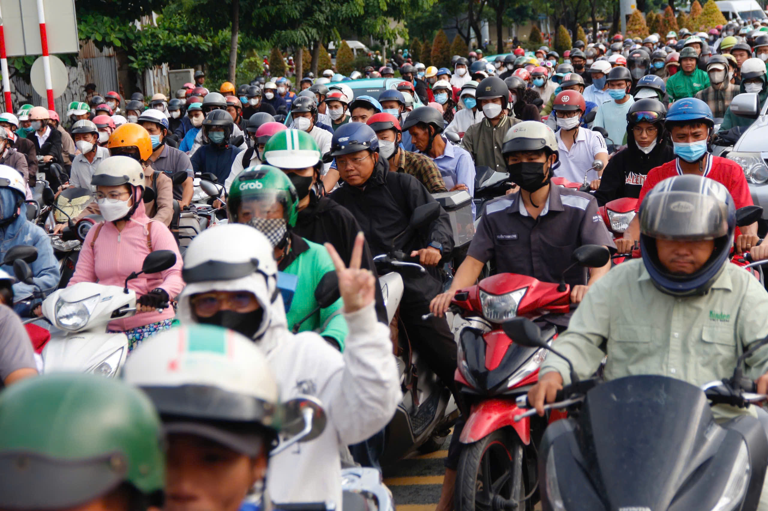 Ngày đầu đi làm sau lễ 2/9, giao thông cửa ngõ TP.HCM ùn tắc kéo dài