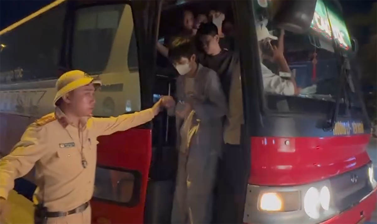 Xe khách 46 chỗ nhồi nhét 82 người, tài xế và chủ xe bị phạt hơn 170 triệu