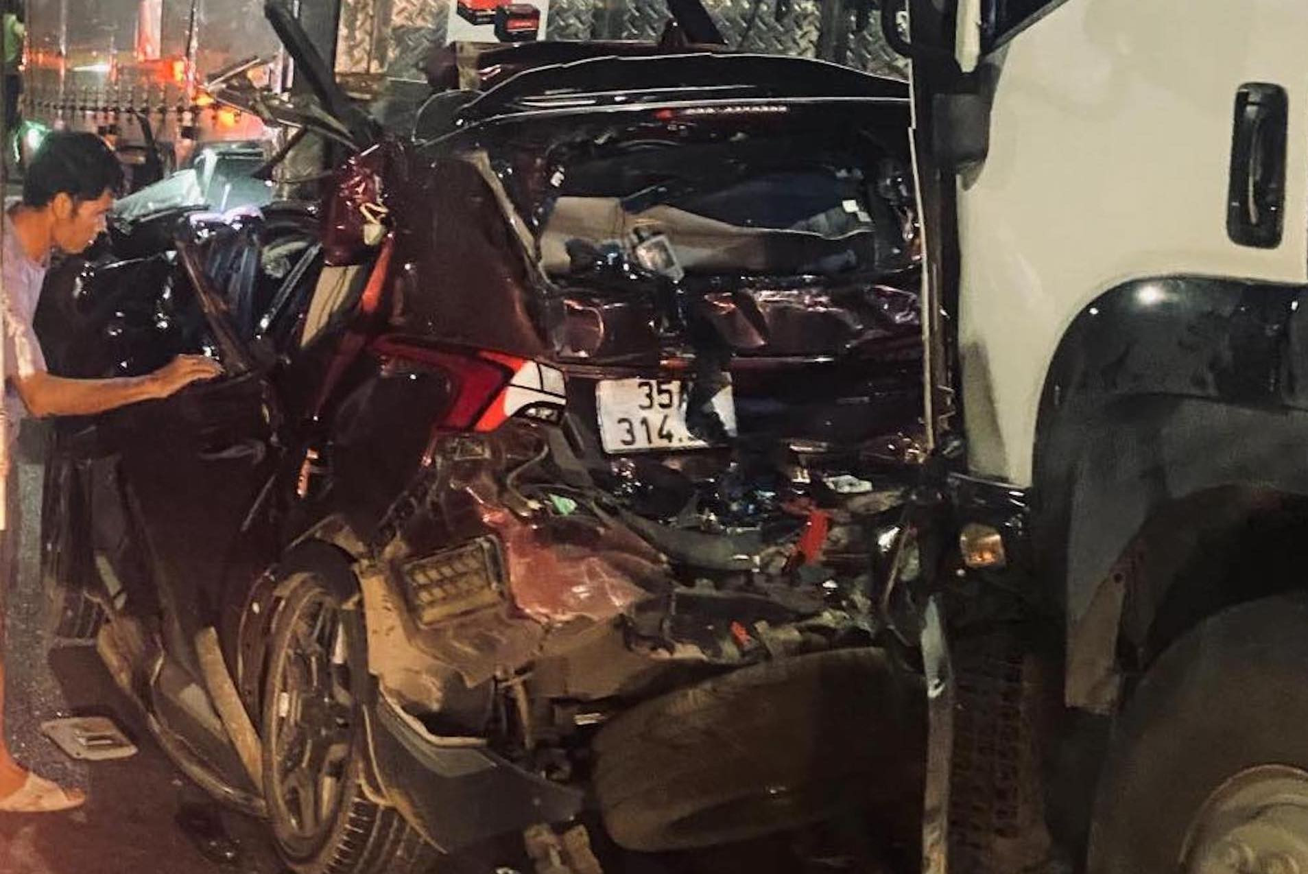 Ô tô 7 chỗ bị tông bẹp dúm khi chờ đèn đỏ, 3 người thương vong