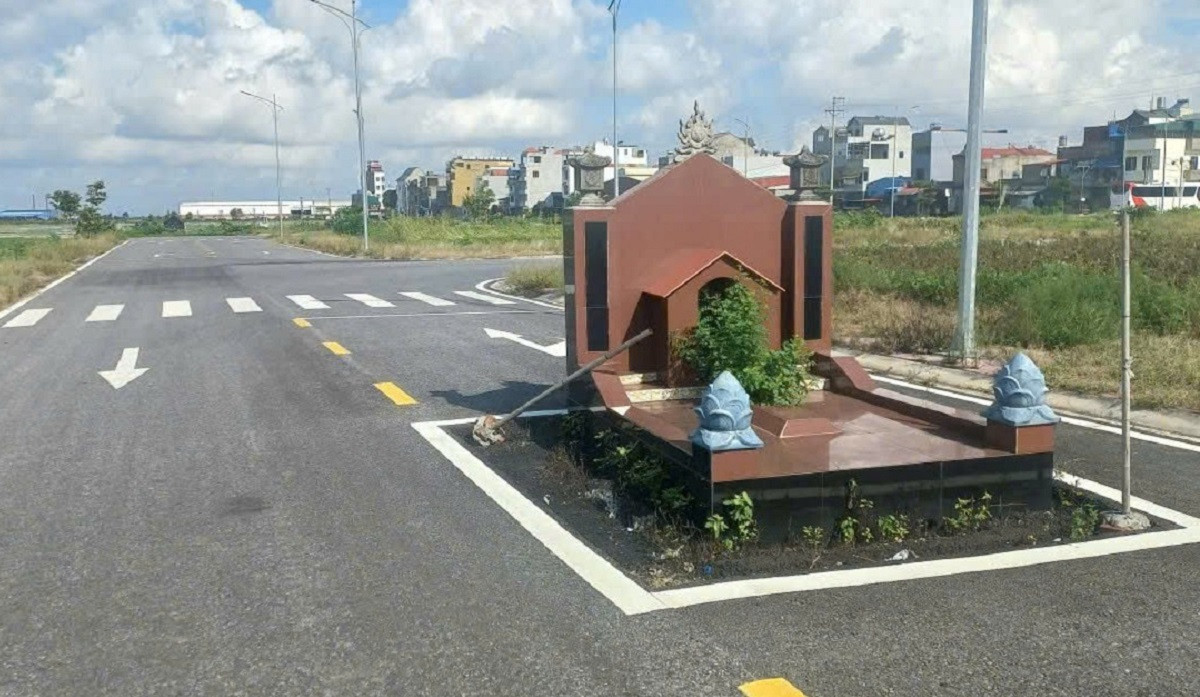 Dừng lưu thông qua khu vực ngôi mộ án ngữ giữa đường tại khu dân cư ở Hải Phòng