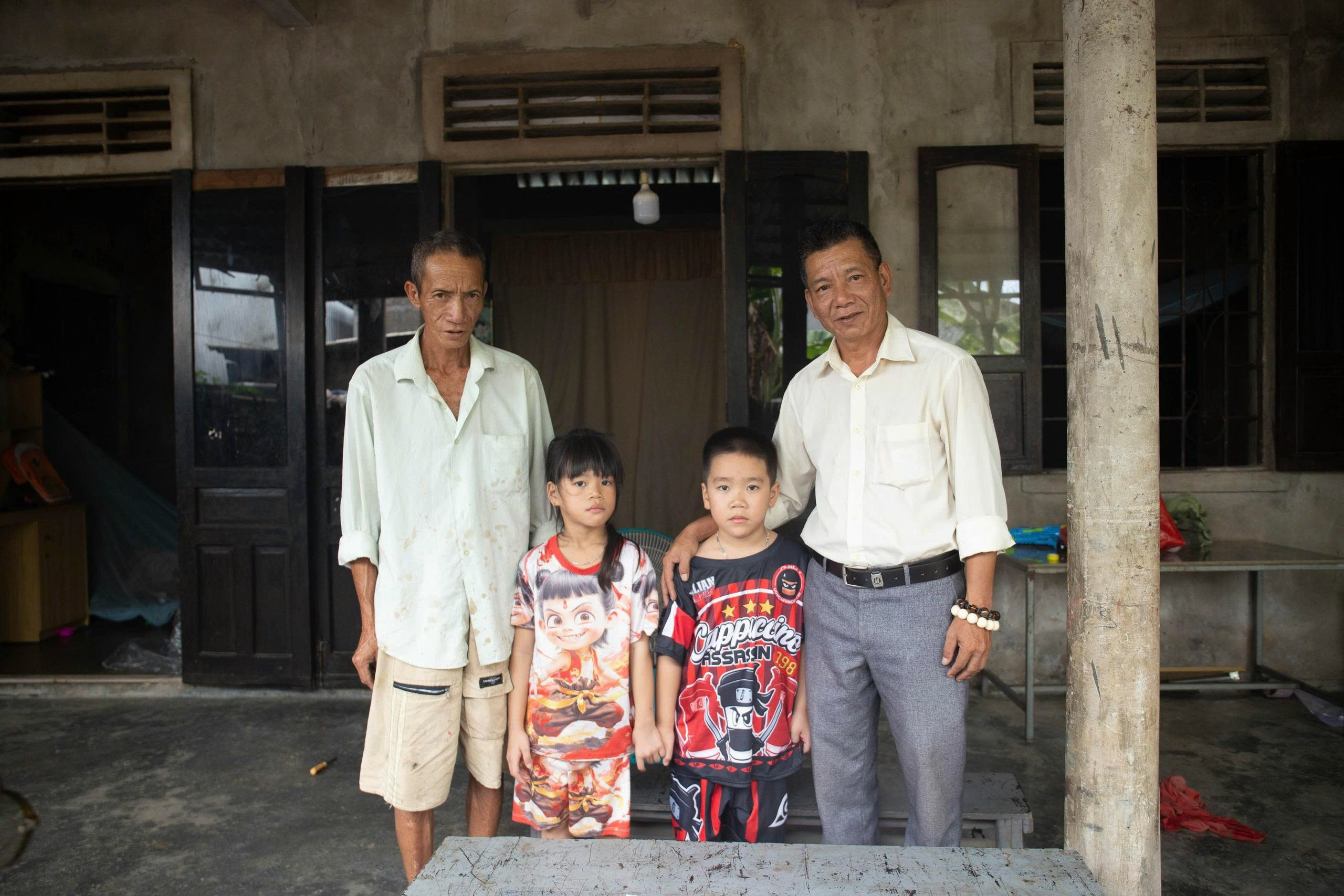 Bố mất vì tai nạn, mẹ bỏ đi và tương lai bất định của hai trẻ thơ