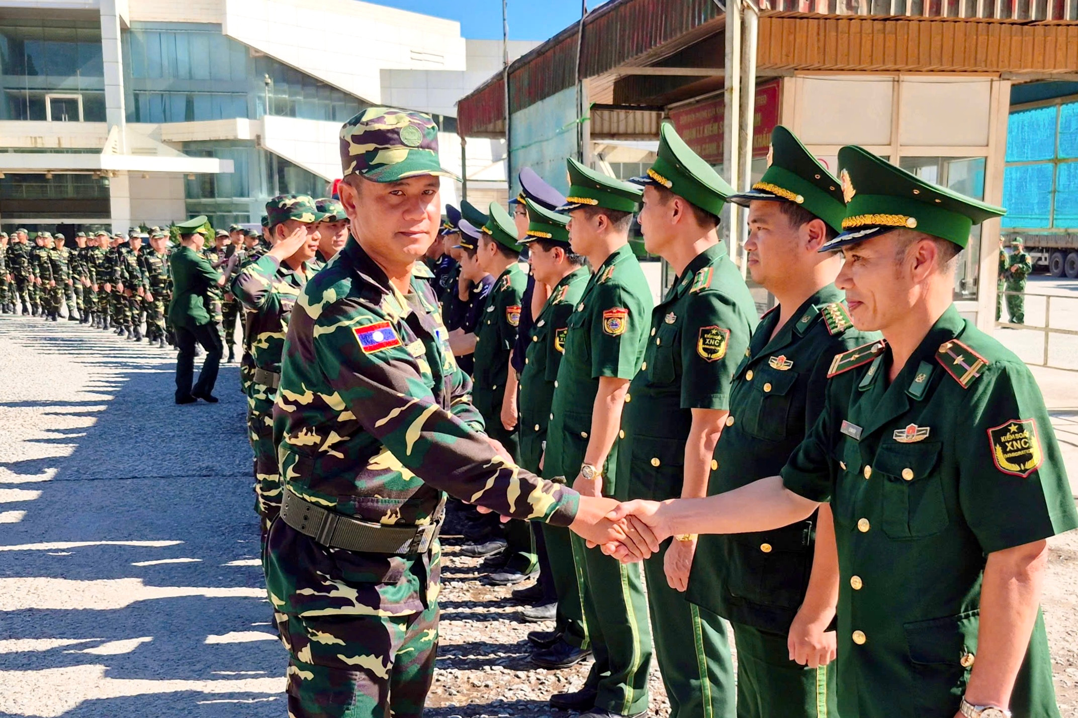 Đoàn quân đội Lào về nước sau diễu binh A80 tại Việt Nam