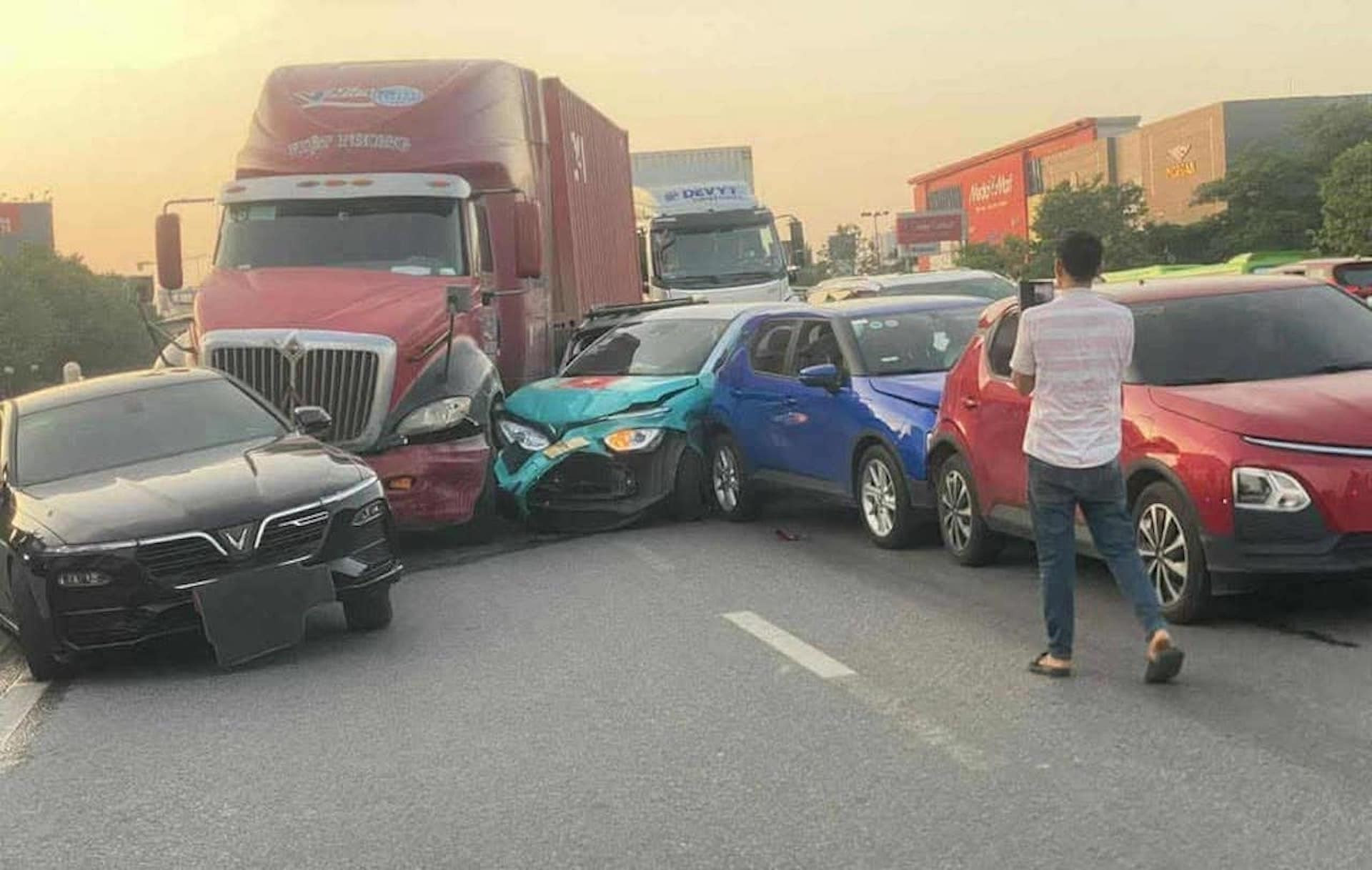 Xe đầu kéo tông liên hoàn 6 ô tô trên cầu vượt ở Hà Nội