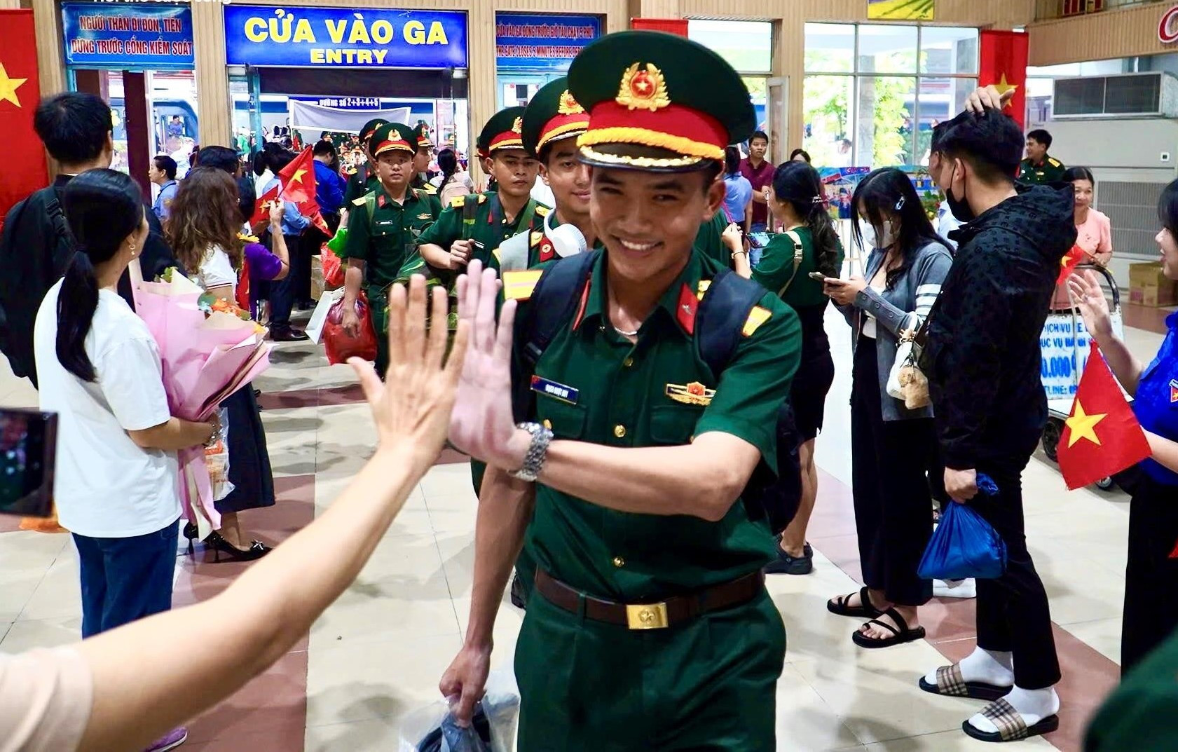 Đoàn chiến sĩ hoàn thành nhiệm vụ A80 trở về TP.HCM trong vòng tay người dân