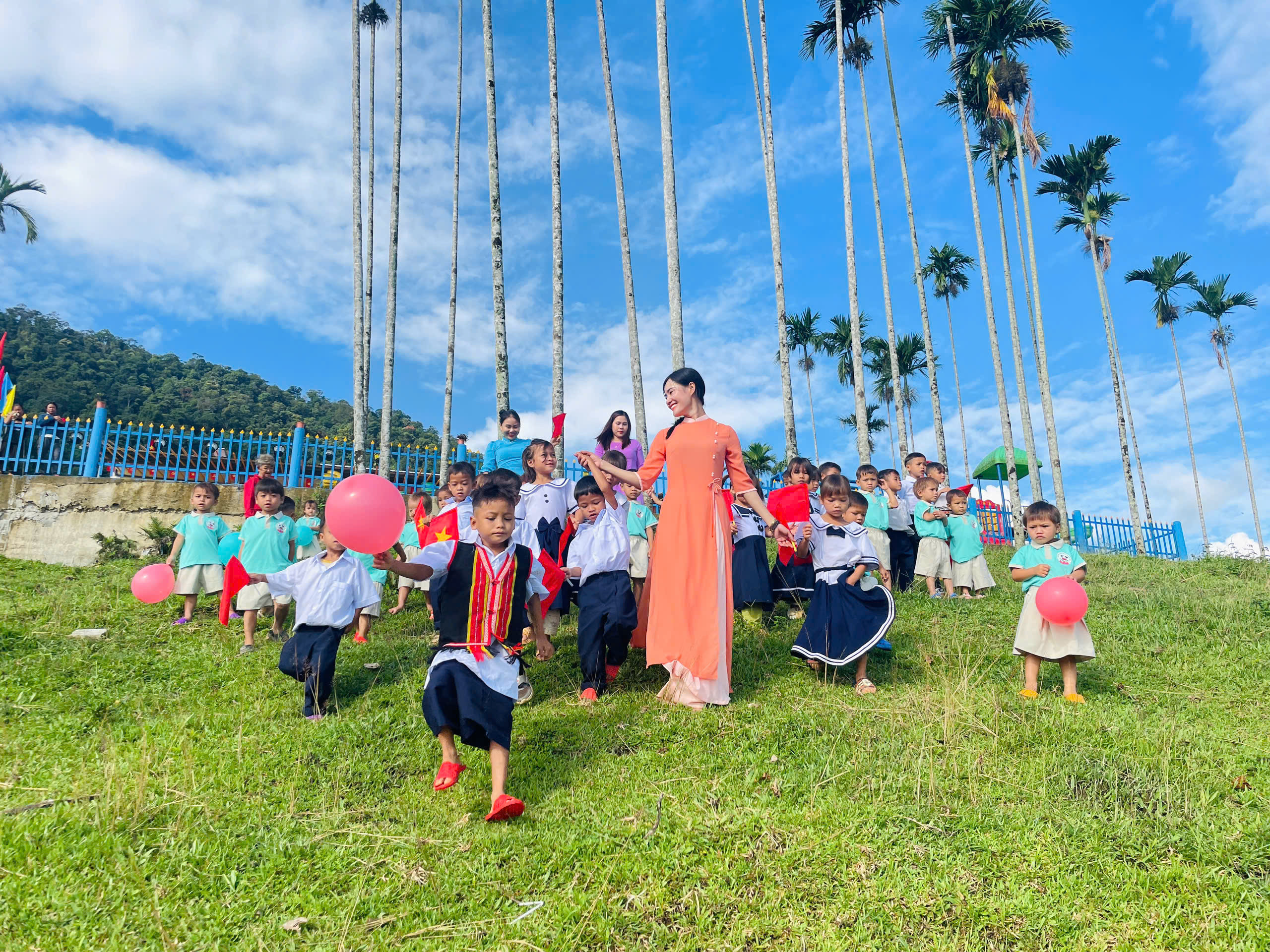 Cô giáo gây 'bão mạng' trở lại Tắk Pổ, tái hiện hình ảnh bình dị ngày khai giảng