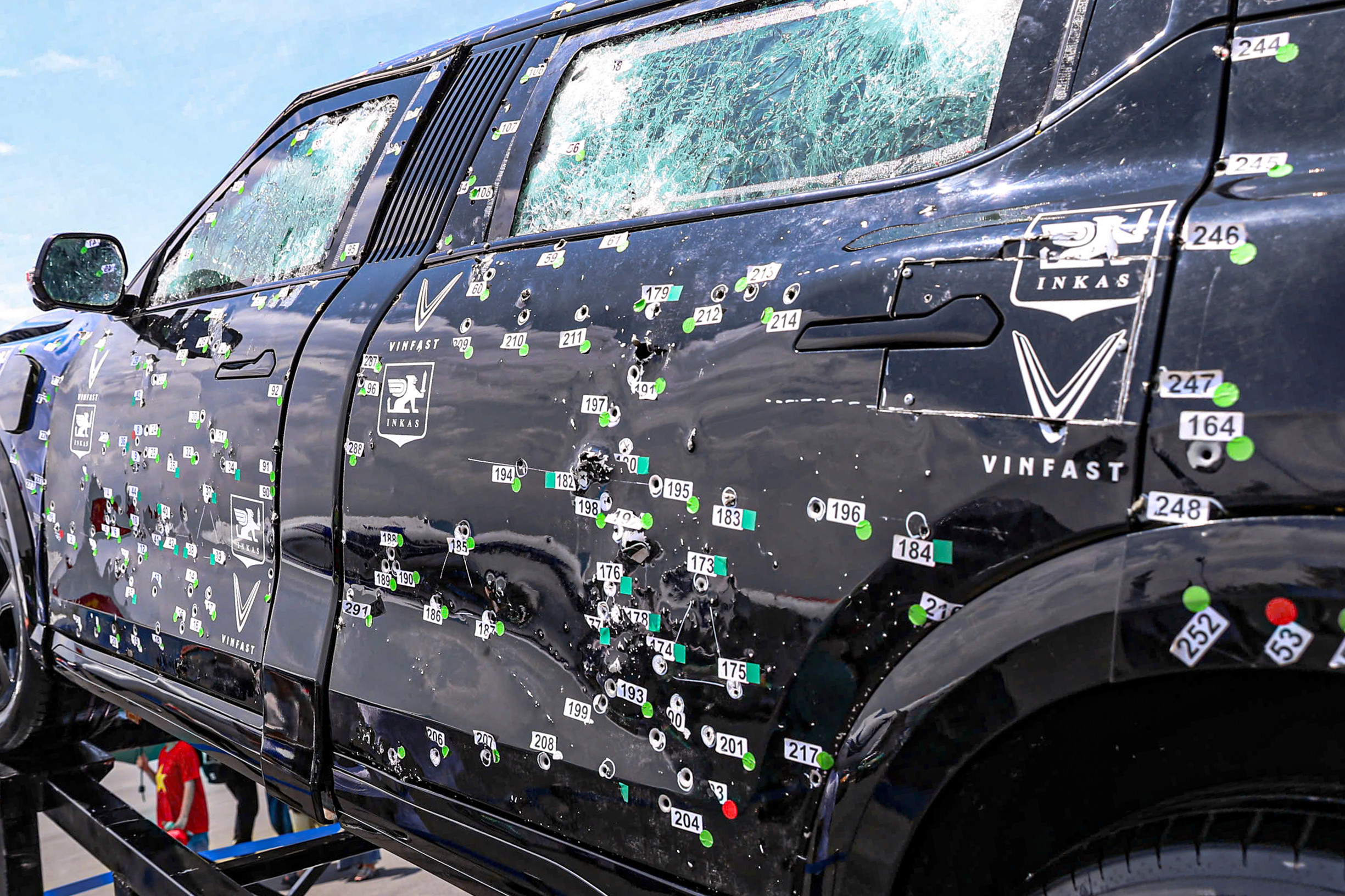 Xe Việt lần đầu đạt chuẩn VPAM VR7, thách thức 440 viên đạn và mìn nổ