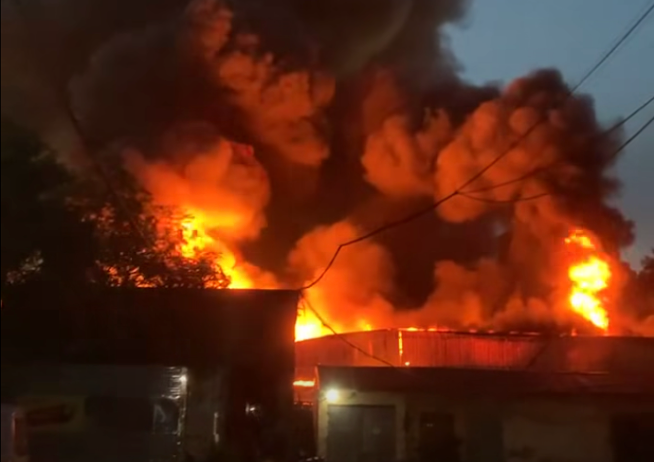 Hà Nội: Cháy nhà xưởng gần cầu Đuống, nhiều hộ dân bị cắt điện