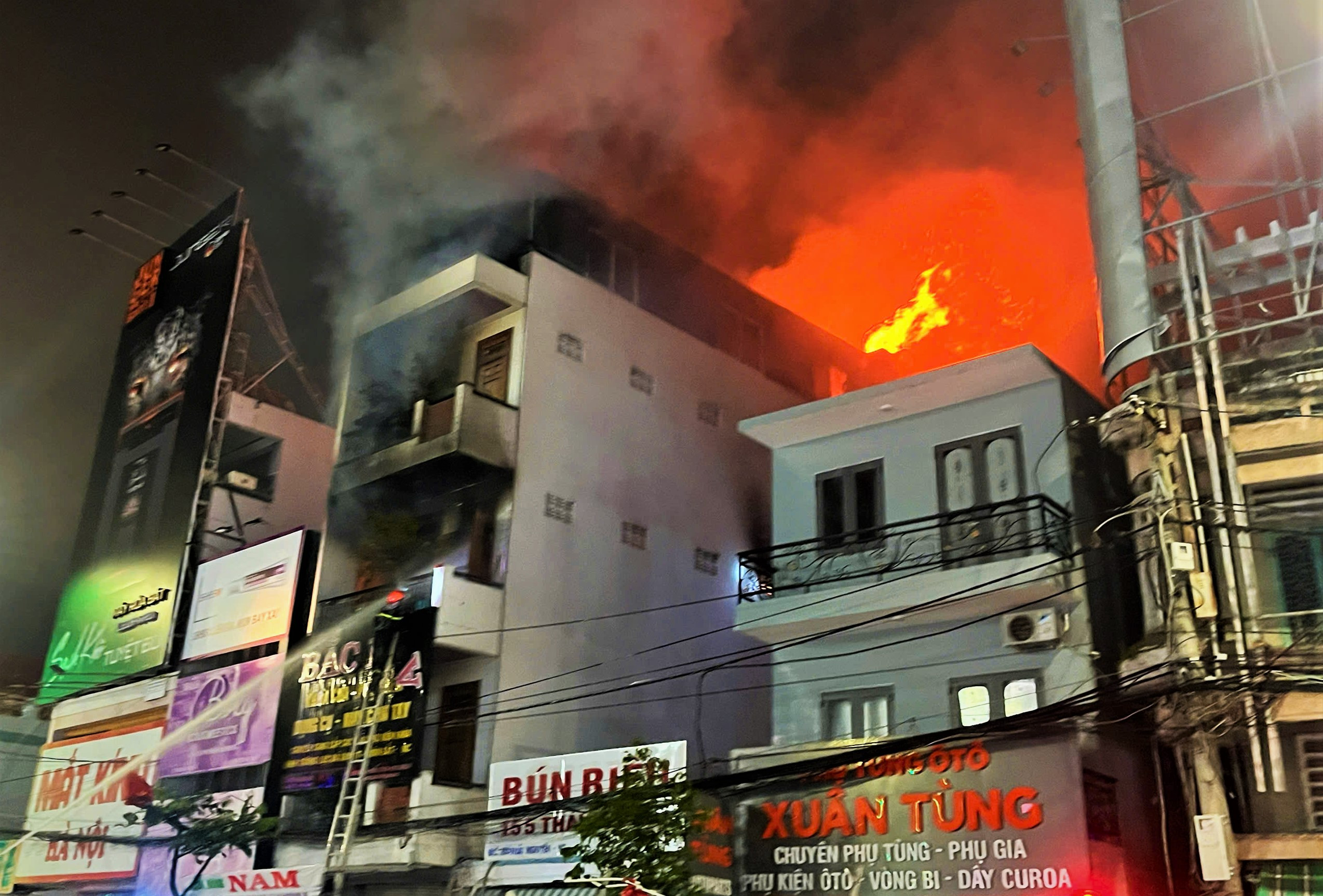 Cháy dữ dội ở căn nhà 4 tầng trung tâm Nha Trang