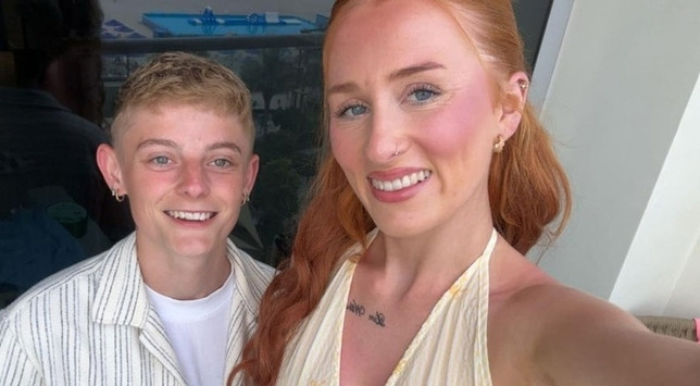 Hơn tuổi nhưng mặt non choẹt, chàng trai đi với người yêu toàn bị nhầm là mẹ con