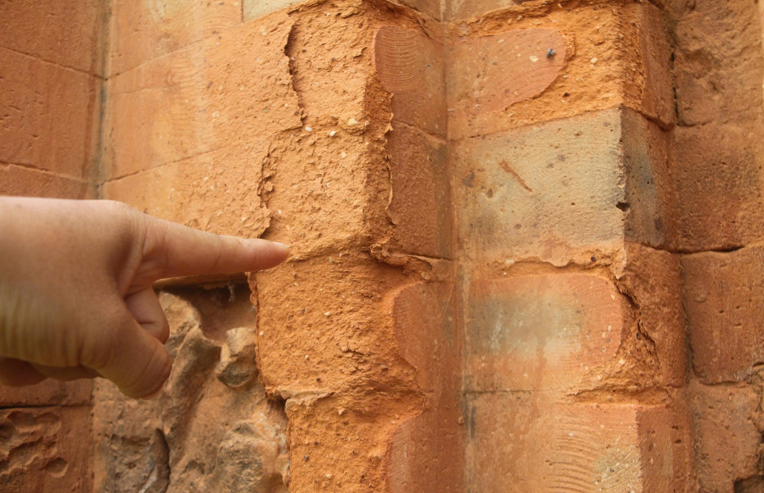 Tháp Chăm nghìn năm ở Đà Nẵng mới trùng tu gạch đã mủn nát