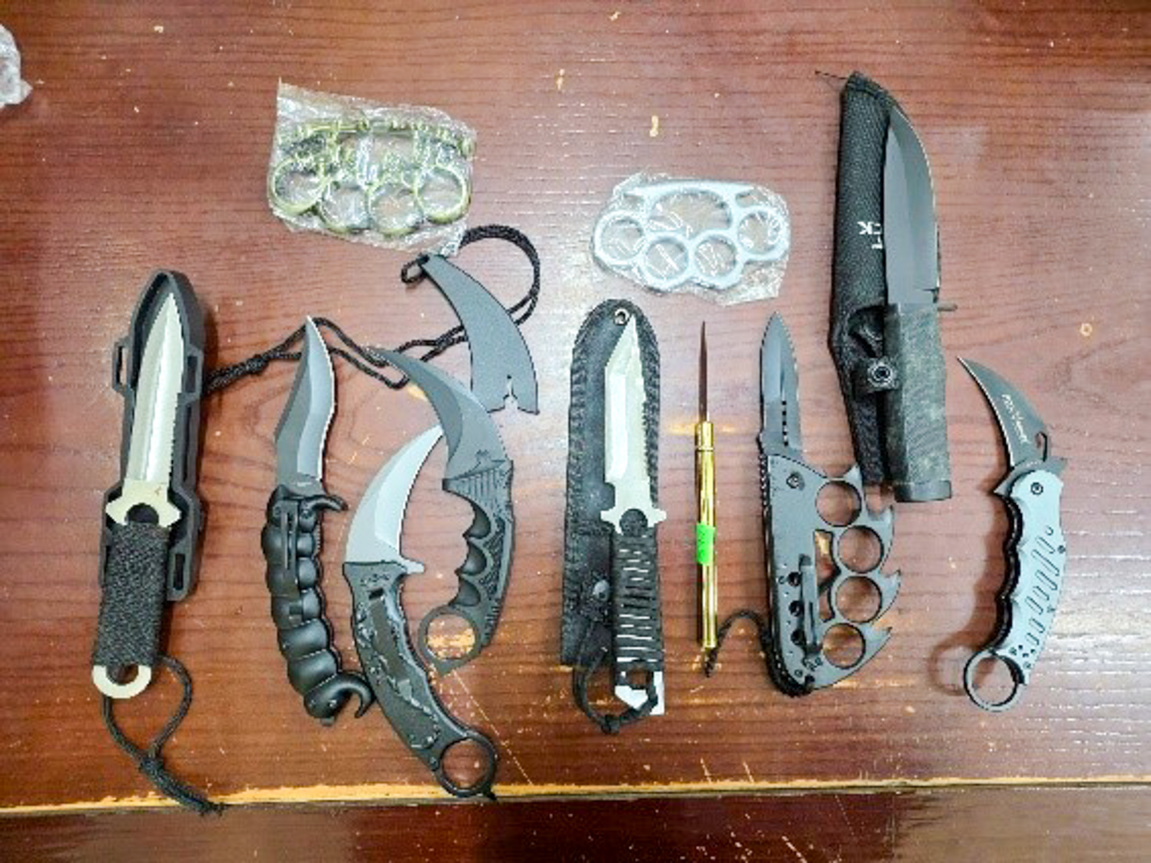 Phá đường dây bán vũ khí qua mạng, thu giữ gần 700 dao, gậy, súng điện