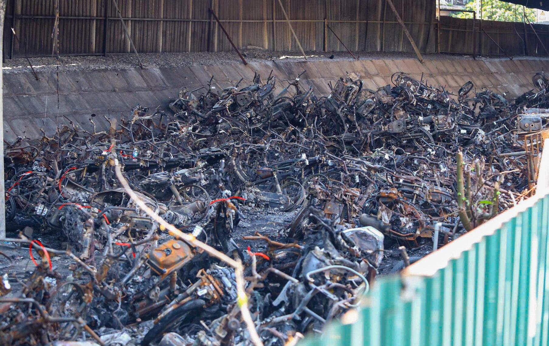 Hà Nội: Loại trừ khả năng có người phóng hoả bãi xe gầm cầu Vĩnh Tuy