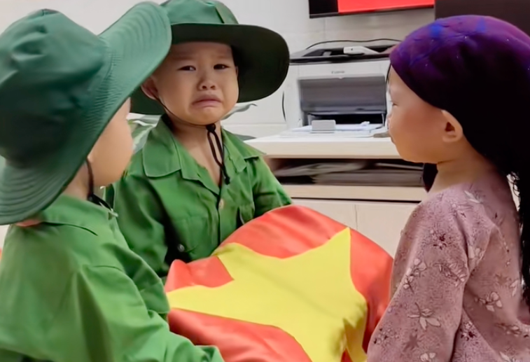 Clip 3 bé mầm non ở Hà Nội diễn hoạt cảnh về liệt sỹ khiến dân mạng rơi lệ