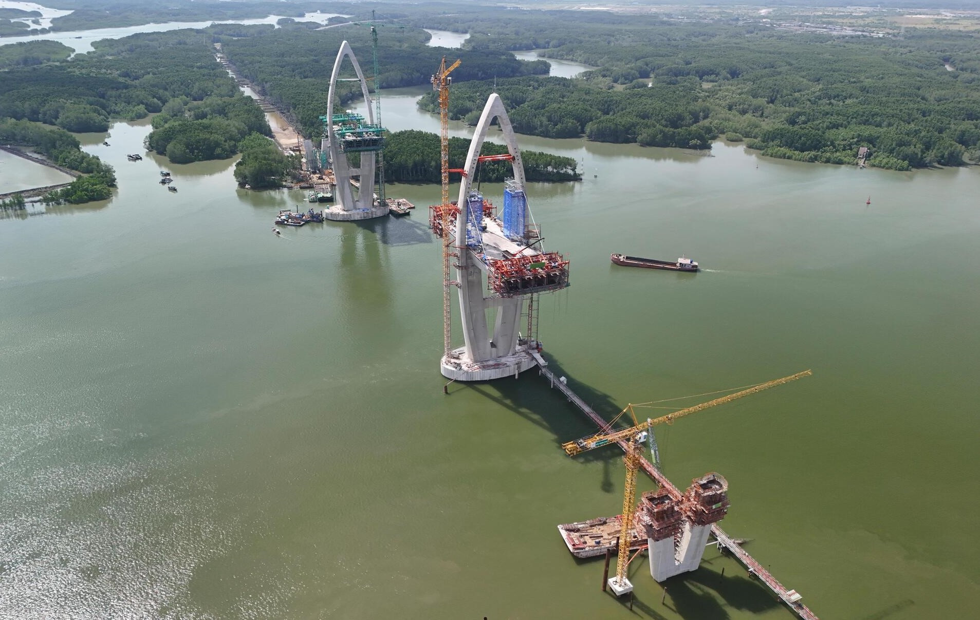 Cận cảnh công trường cầu gần 4.900 tỷ nối TP.HCM với Đồng Nai 