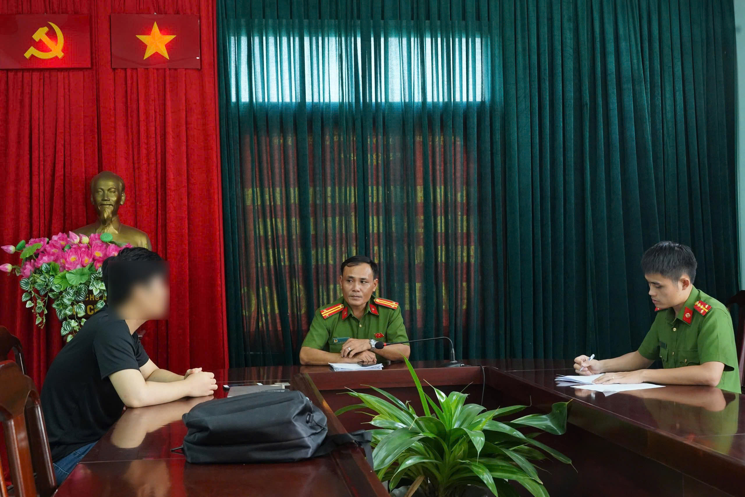 Nam sinh bị những kẻ giả danh Công an lừa gần 500 triệu, ép chụp ảnh tống tiền