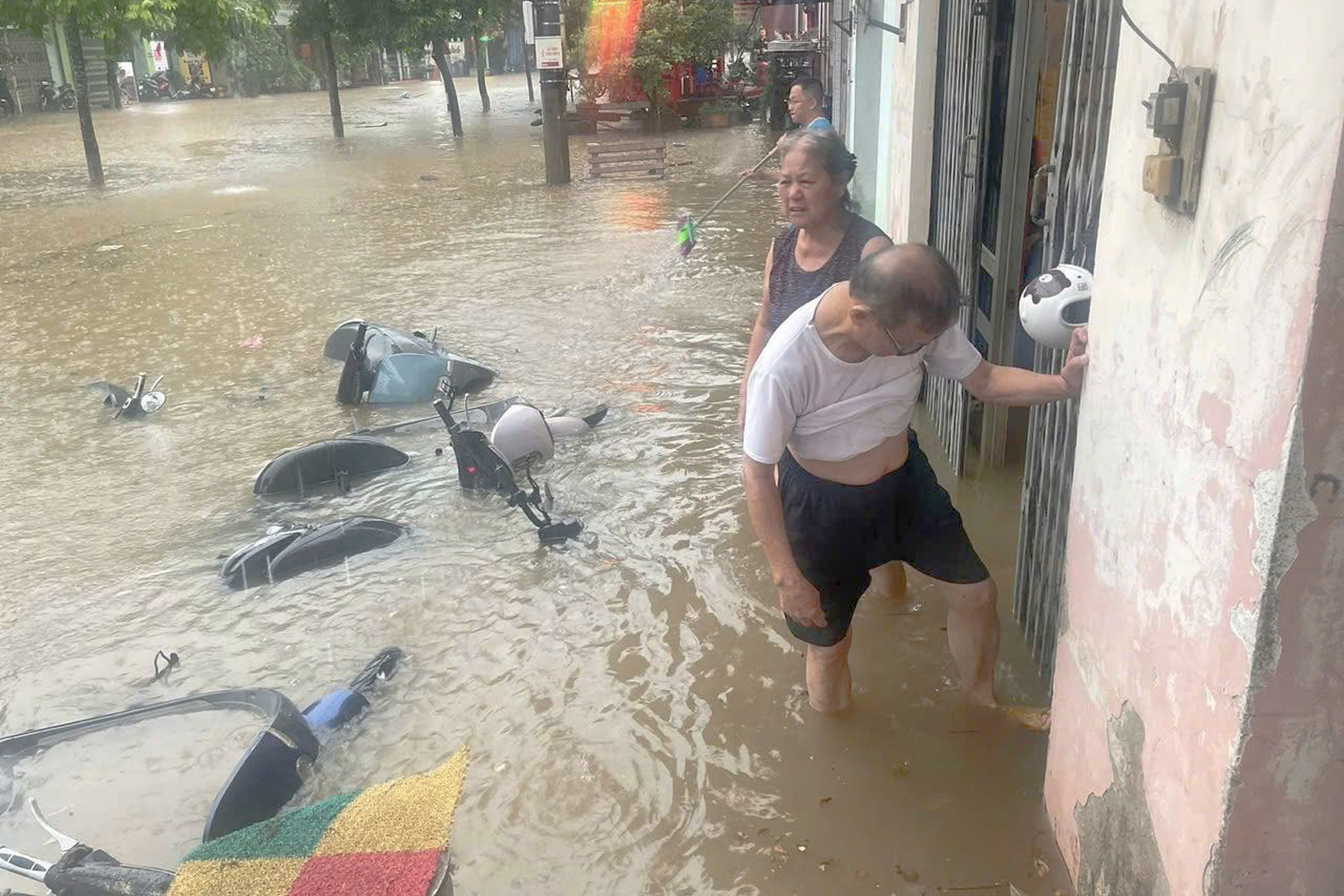 Đường phố Lào Cai biến thành sông sau mưa lớn