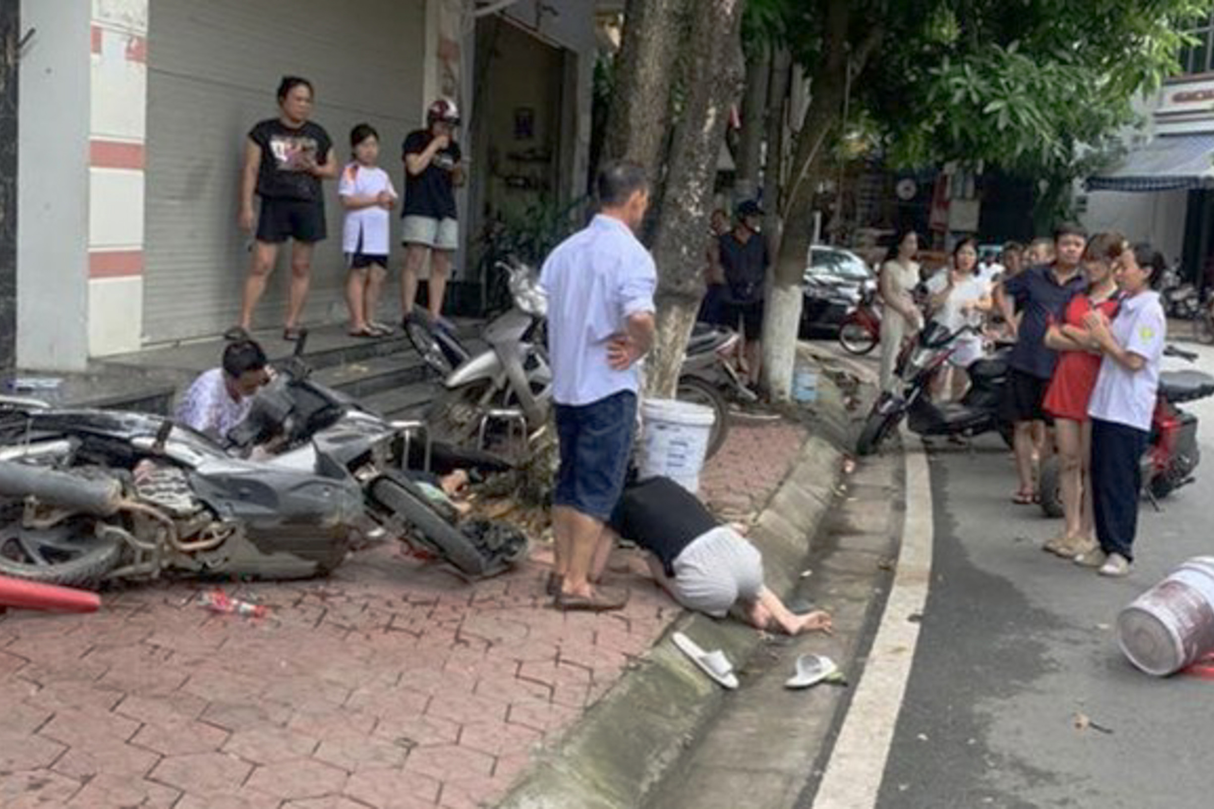 Bé trai 7 tuổi vặn tay ga xe máy, tử vong thương tâm