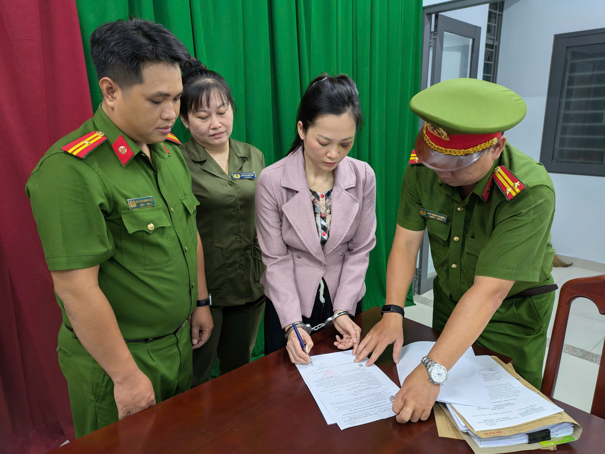 Bắt khẩn cấp chủ nha khoa bóp cổ, dùng gậy sắt đánh khách hàng ở TP.HCM