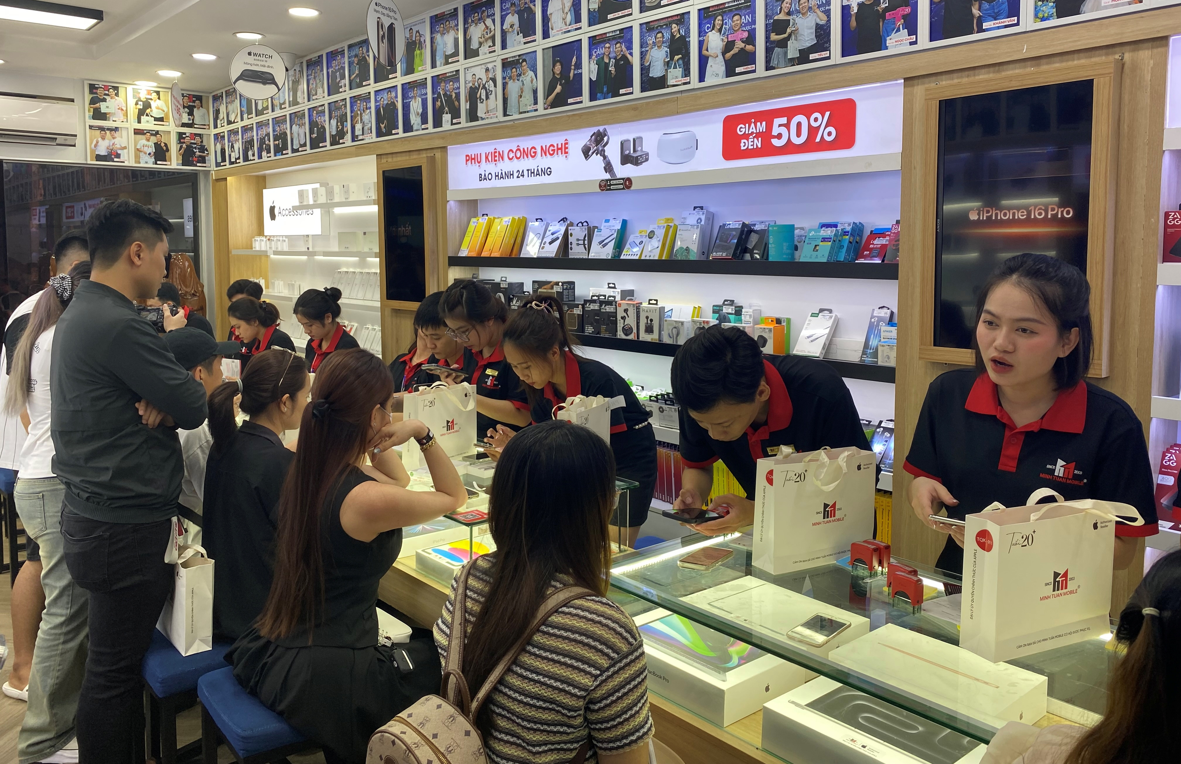 iPhone 17 vừa ra mắt, người dân TP.HCM đua nhau ‘lên đời’ điện thoại