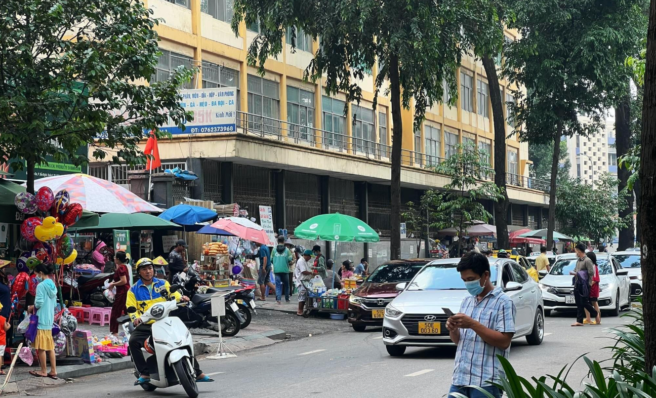 Lý do hàng rong vẫn 'náo loạn' trước cổng các bệnh viện ở TP.HCM