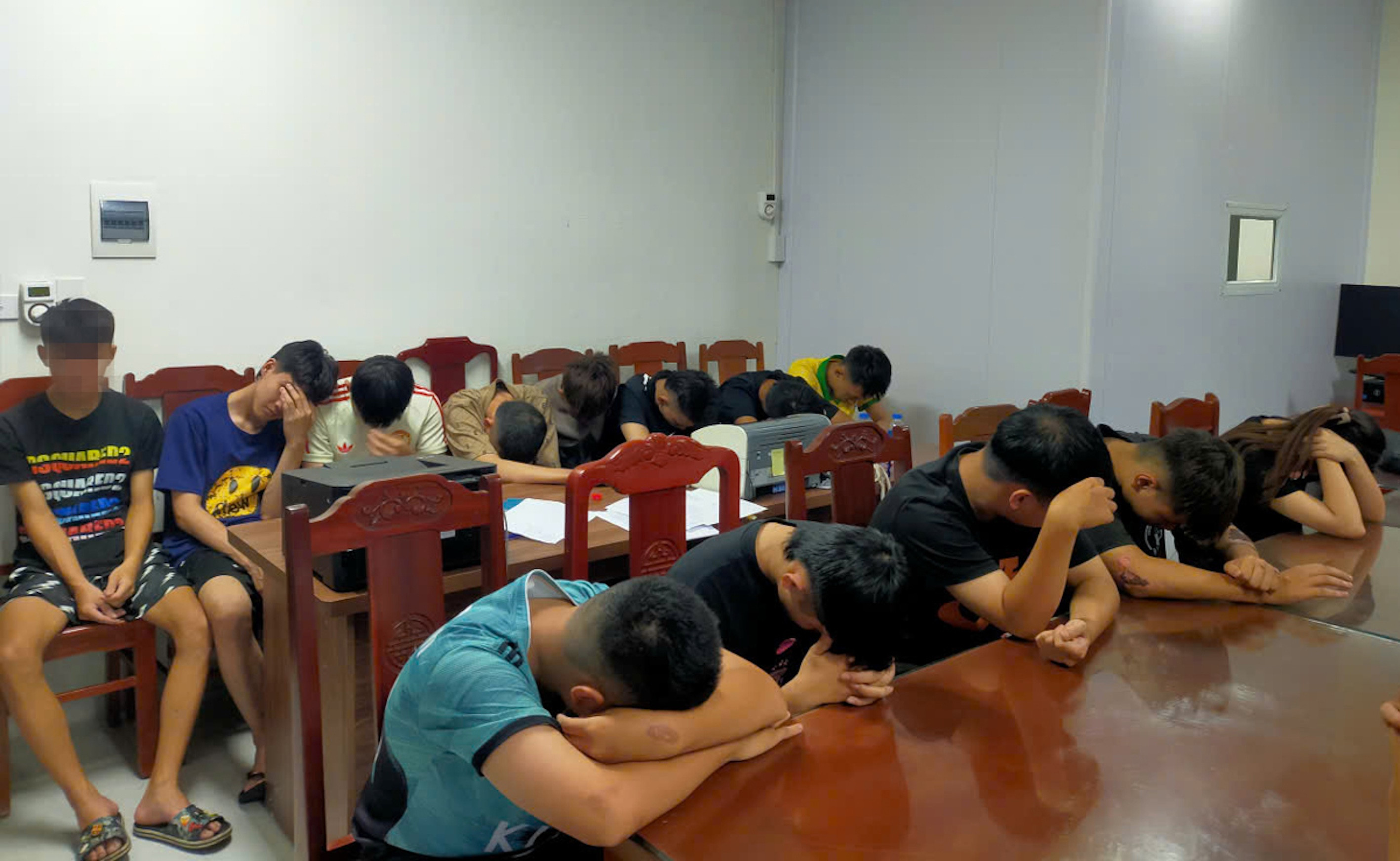 Bắt nhóm côn đồ chạy xe không biển số đuổi đánh người, chiếm đoạt tiền