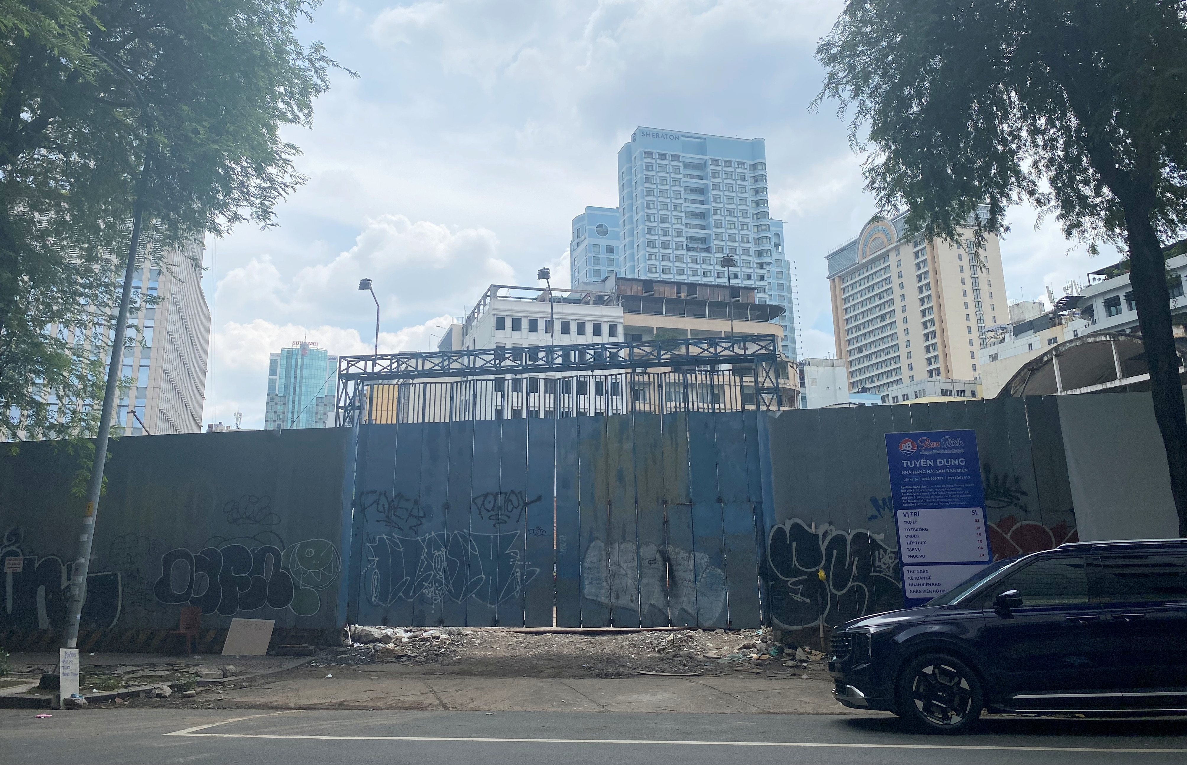 Sau 10 năm bất động, khu đất 'vàng' 4 mặt tiền trung tâm TP.HCM có người thuê