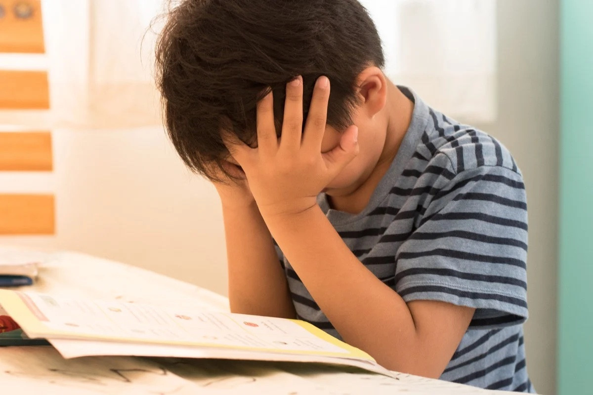 Cậu bé 11 tuổi lên cơn co giật, suýt chết sau 14 tiếng làm bài tập về nhà