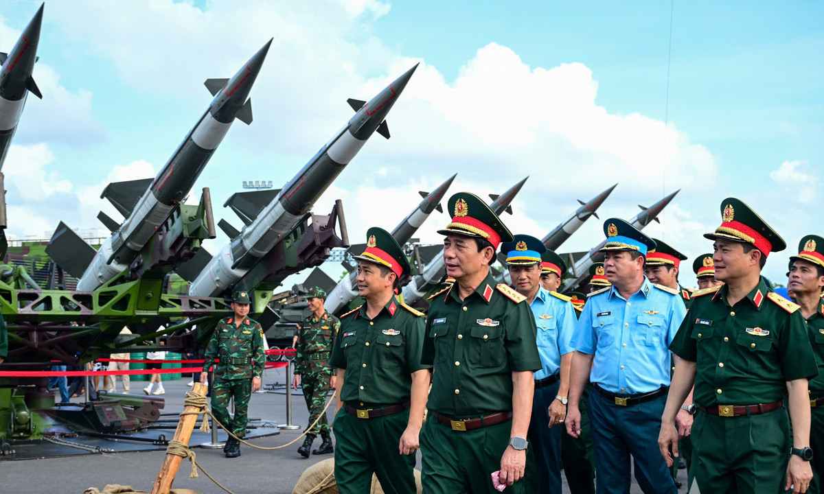 Đại tướng Phan Văn Giang kiểm tra vũ khí, khí tài của quân đội Việt Nam