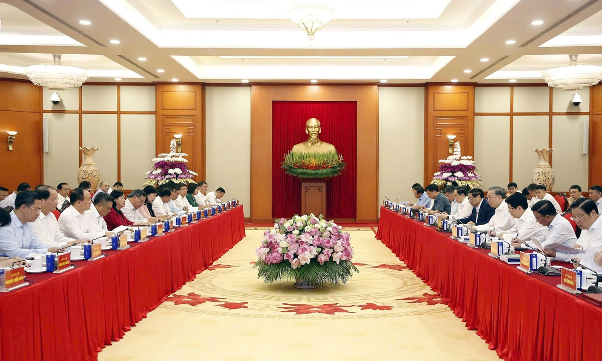 Tham mưu Bộ Chính trị, Ban Bí thư ban hành quyết định chỉ định nhân sự cấp ủy