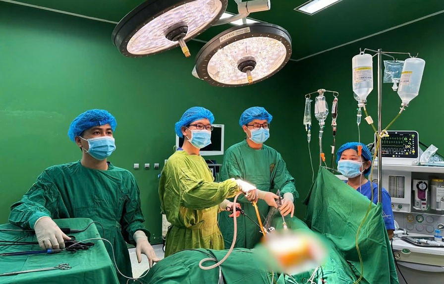 Xô xát trong khuôn viên trường, nam sinh lớp 7 bị đâm thủng ngực