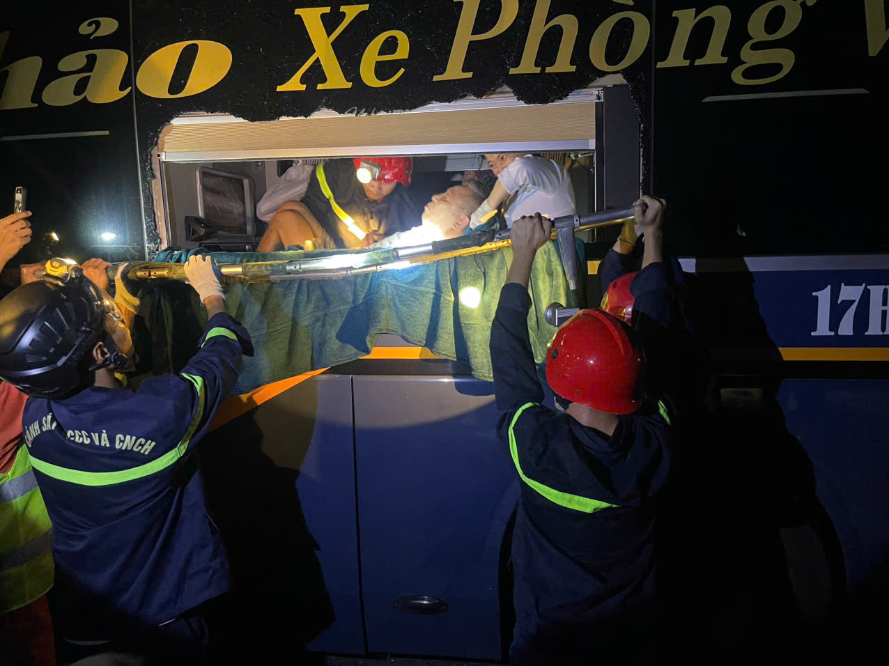 Cảnh sát đập kính, cứu hành khách mắc kẹt sau va chạm liên hoàn