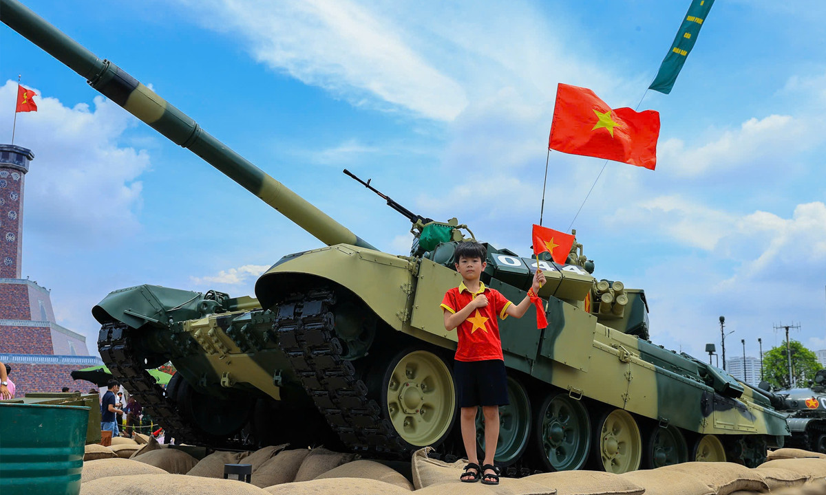 Người dân hào hứng check in cùng dàn khí tài tại Triển lãm thành tựu đất nước