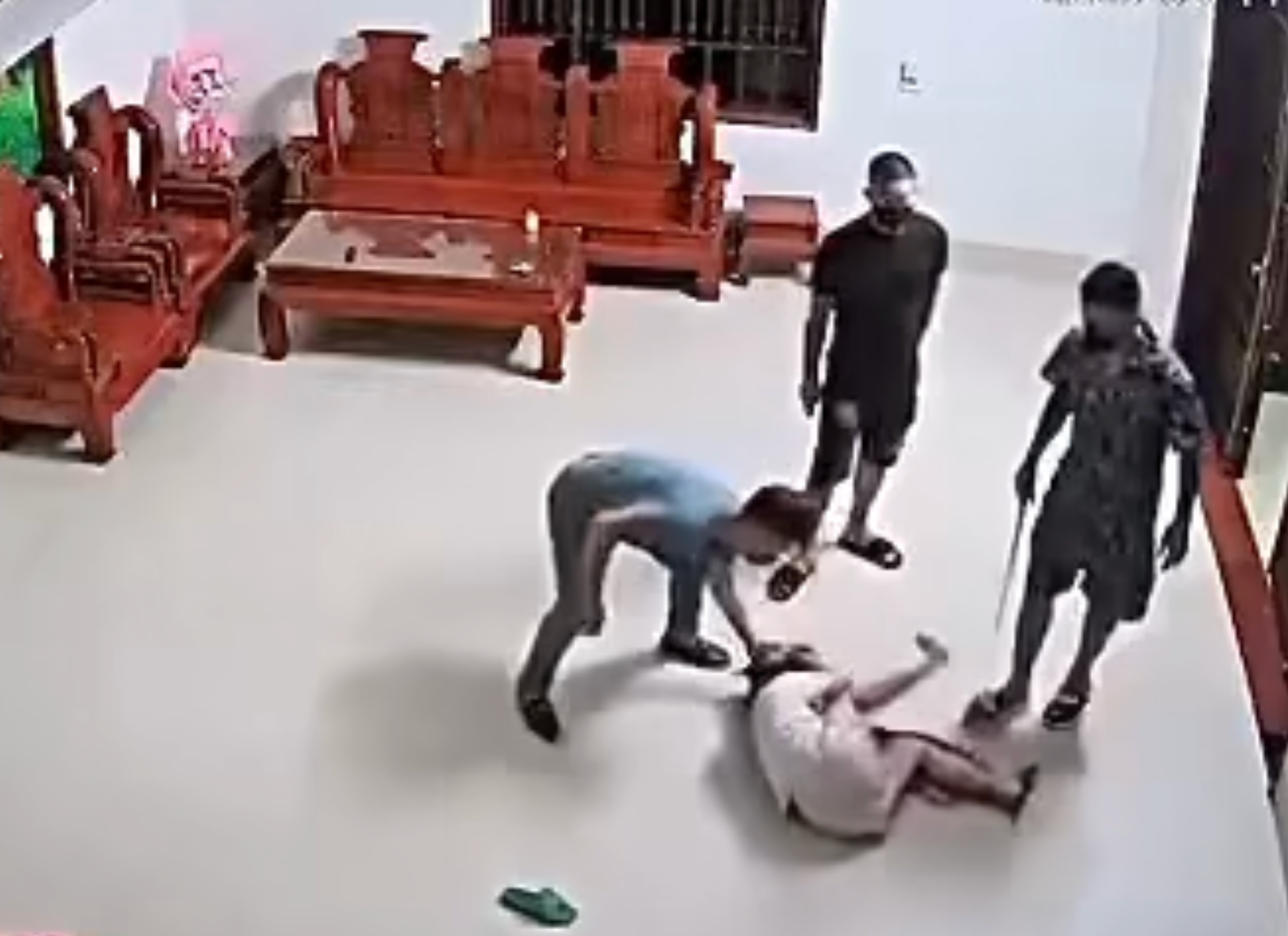 3 người đàn ông xông vào nhà, hành hung phụ nữ ở Phú Thọ