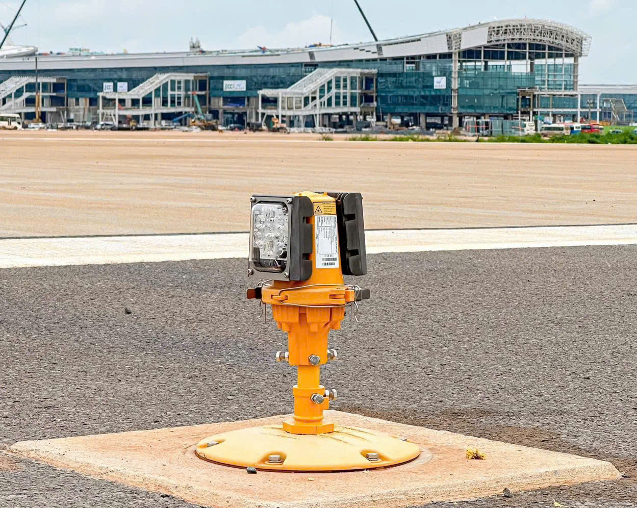 Lắp đèn lề, đèn tiếp cận đường băng sân bay Long Thành phục vụ bay hiệu chuẩn