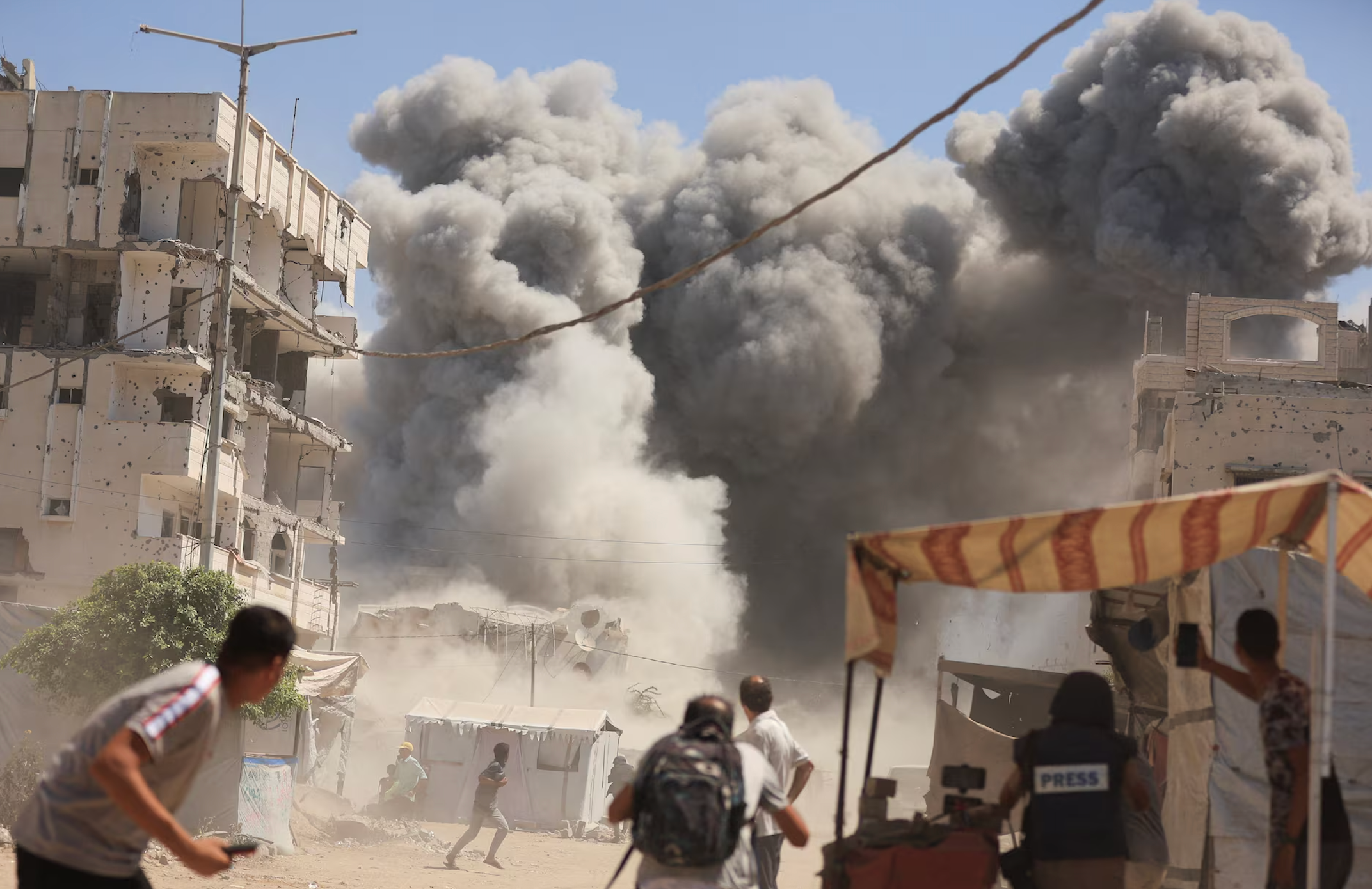 Israel ném bom vào thành phố Gaza, phá hủy ít nhất 30 toà nhà