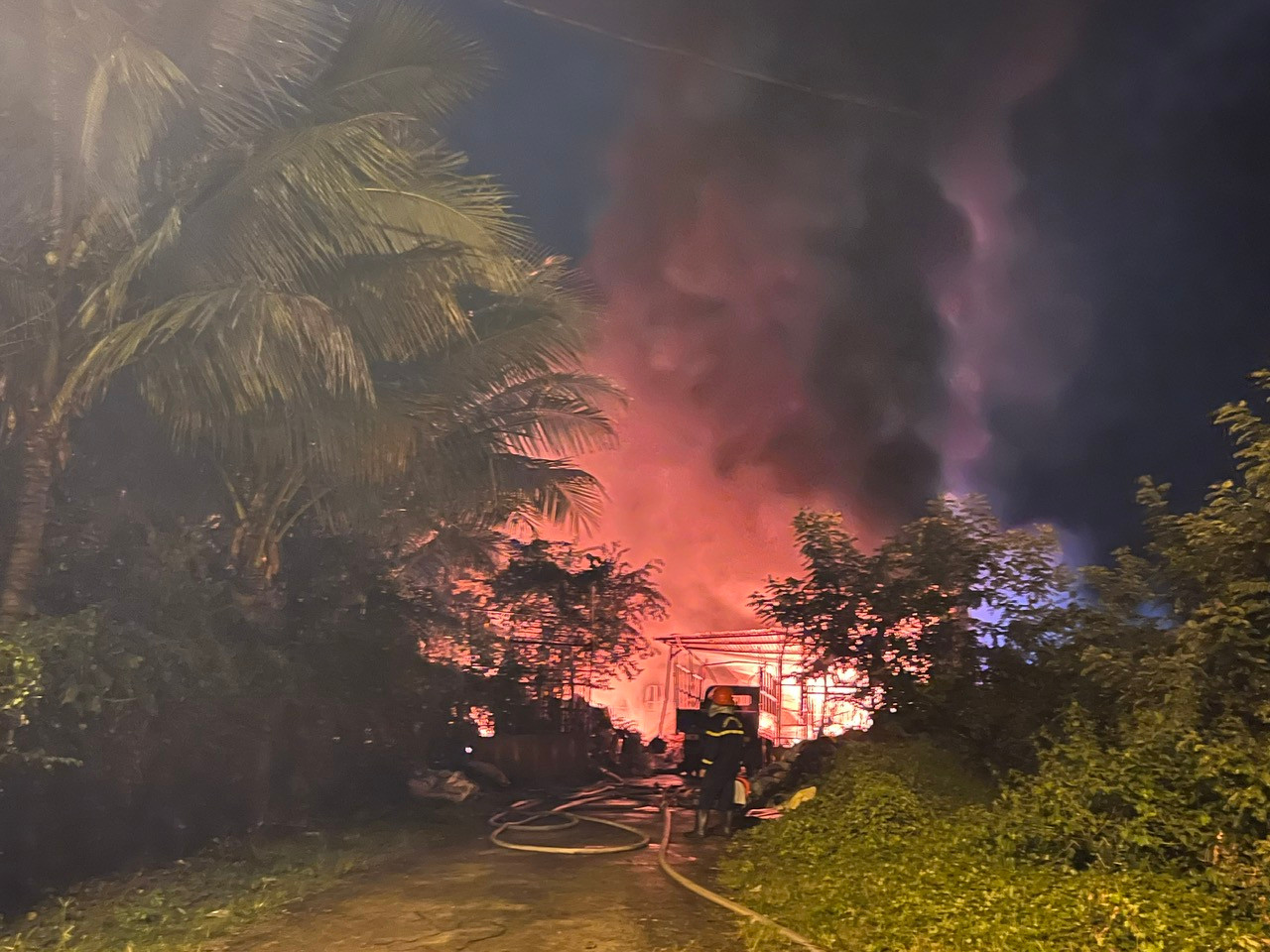 Cháy kho phế liệu rộng 1.500m² ở Quảng Ngãi