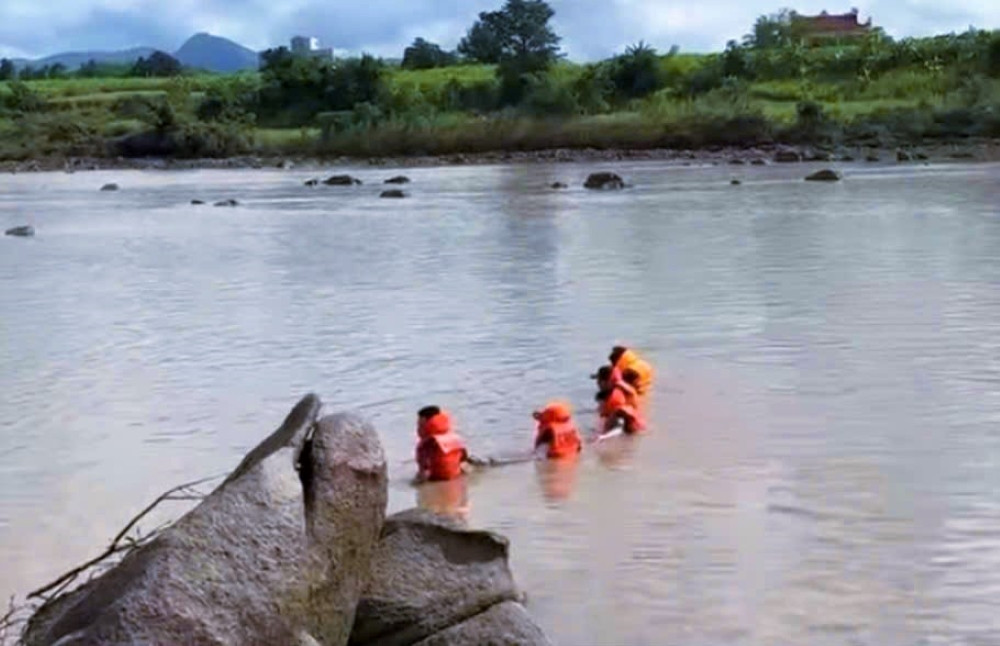 Ba học sinh rủ nhau tắm sông, 2 em chết và mất tích